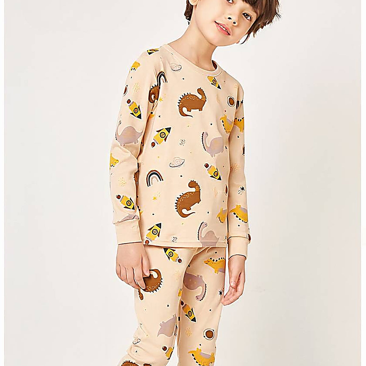 Detail de l'imprime dinosaures et espace sur le pyjama beige Image