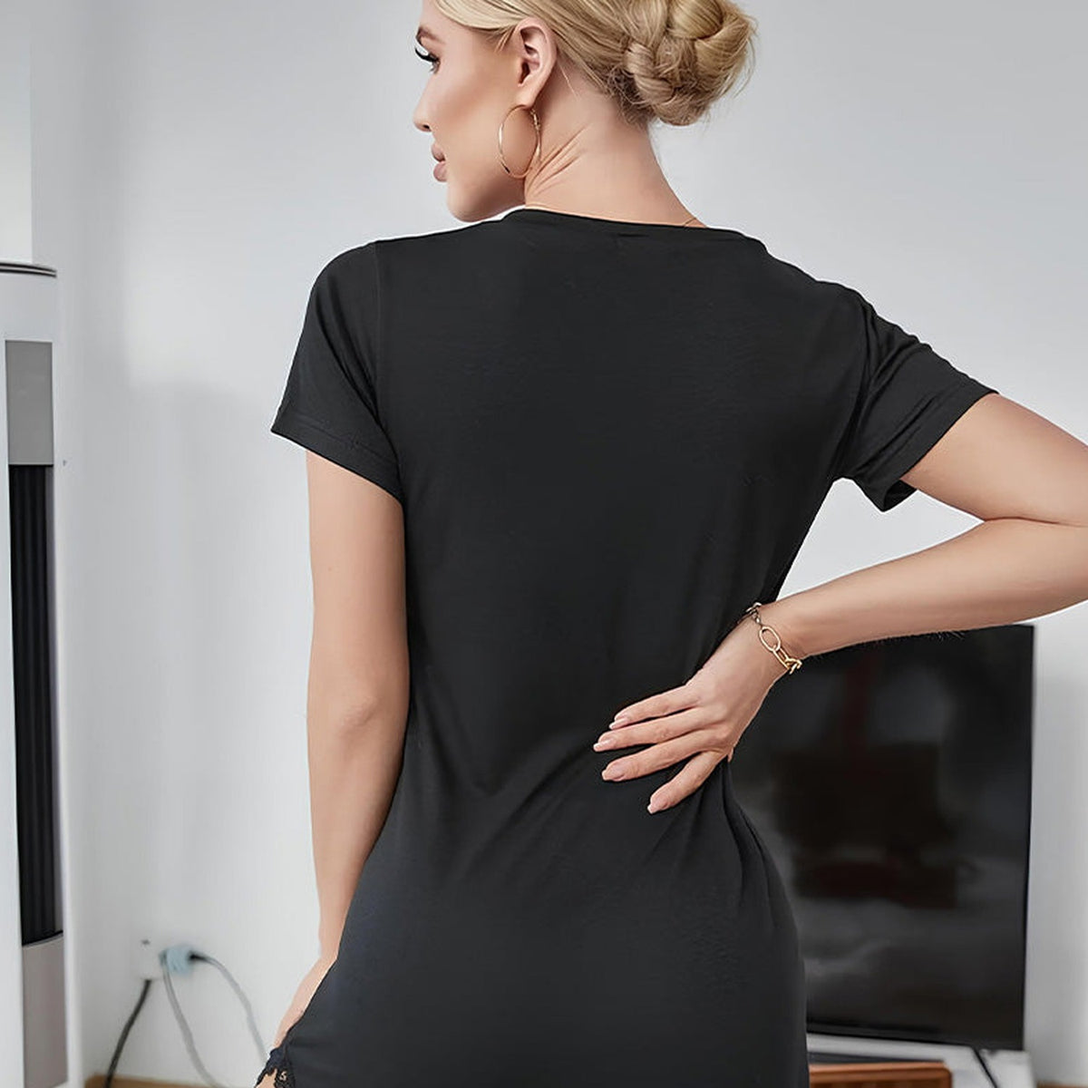 Vue trois-quarts dos de la nuisette noire montrant la coupe fluide et la dentelle