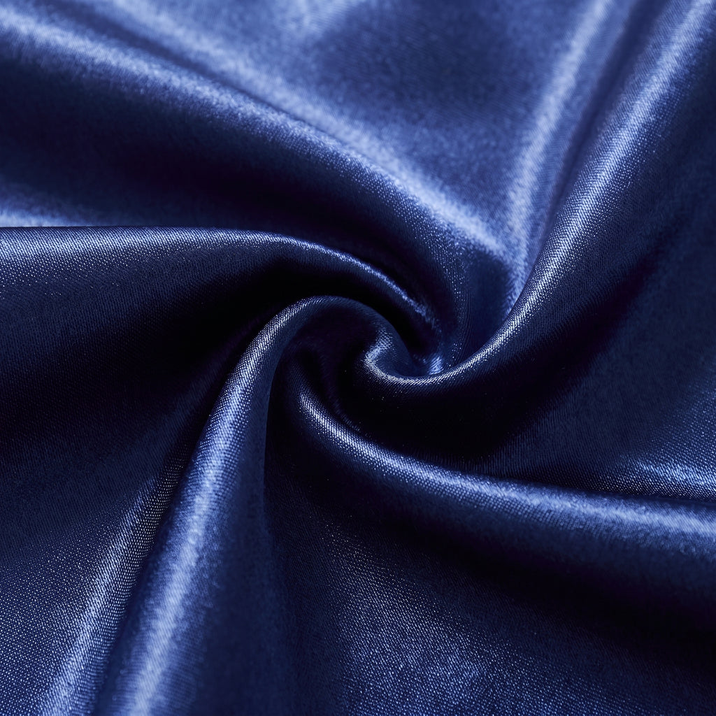 Gros plan sur la matière satin bleu profond de la nuisette, reflets soyeux