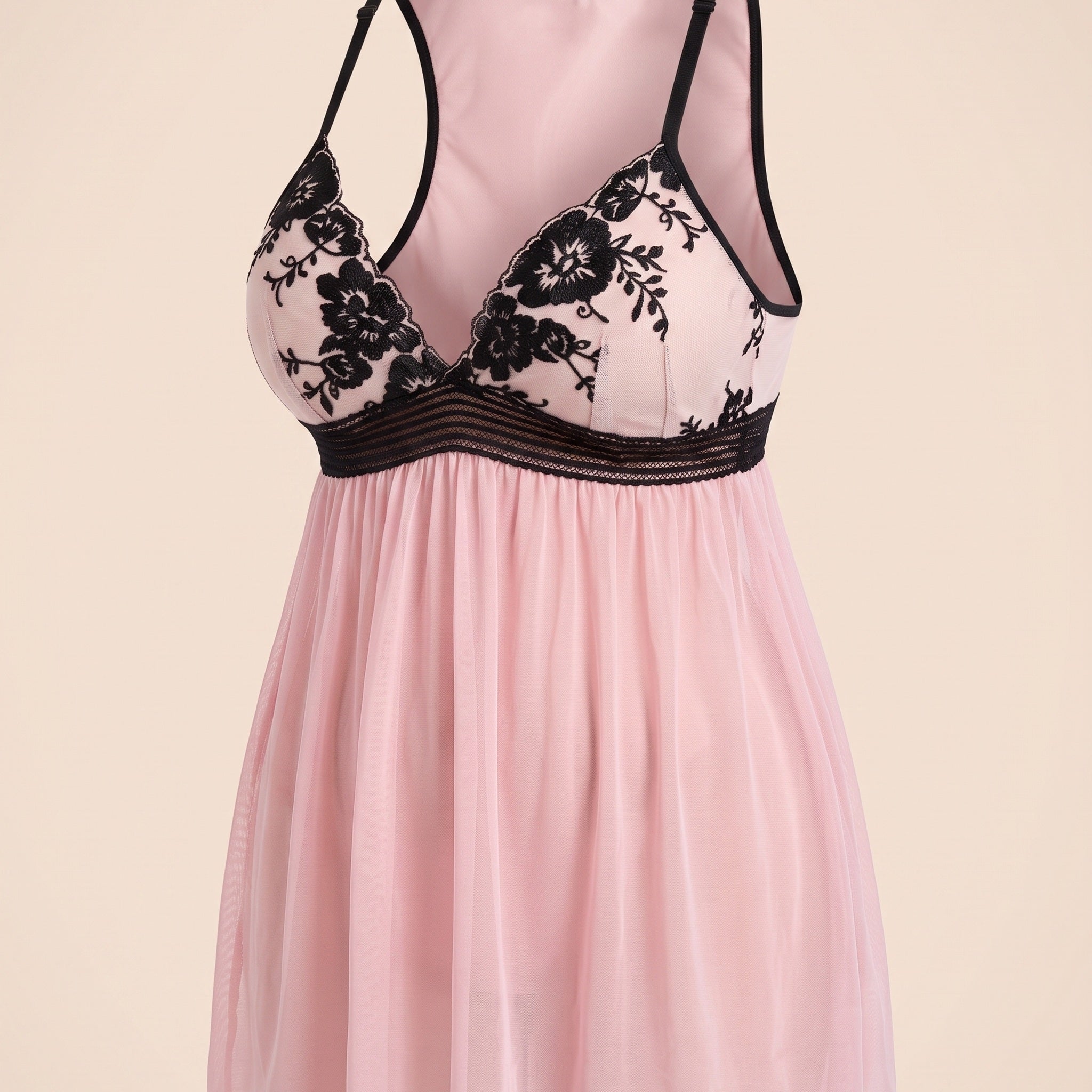 L'audace du contraste : bande noire ajourée et tulle rose de la nuisette grande taille Image