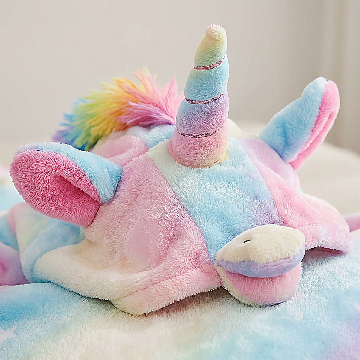 Détail de la capuche licorne avec corne colorée et crinière arc-en-ciel