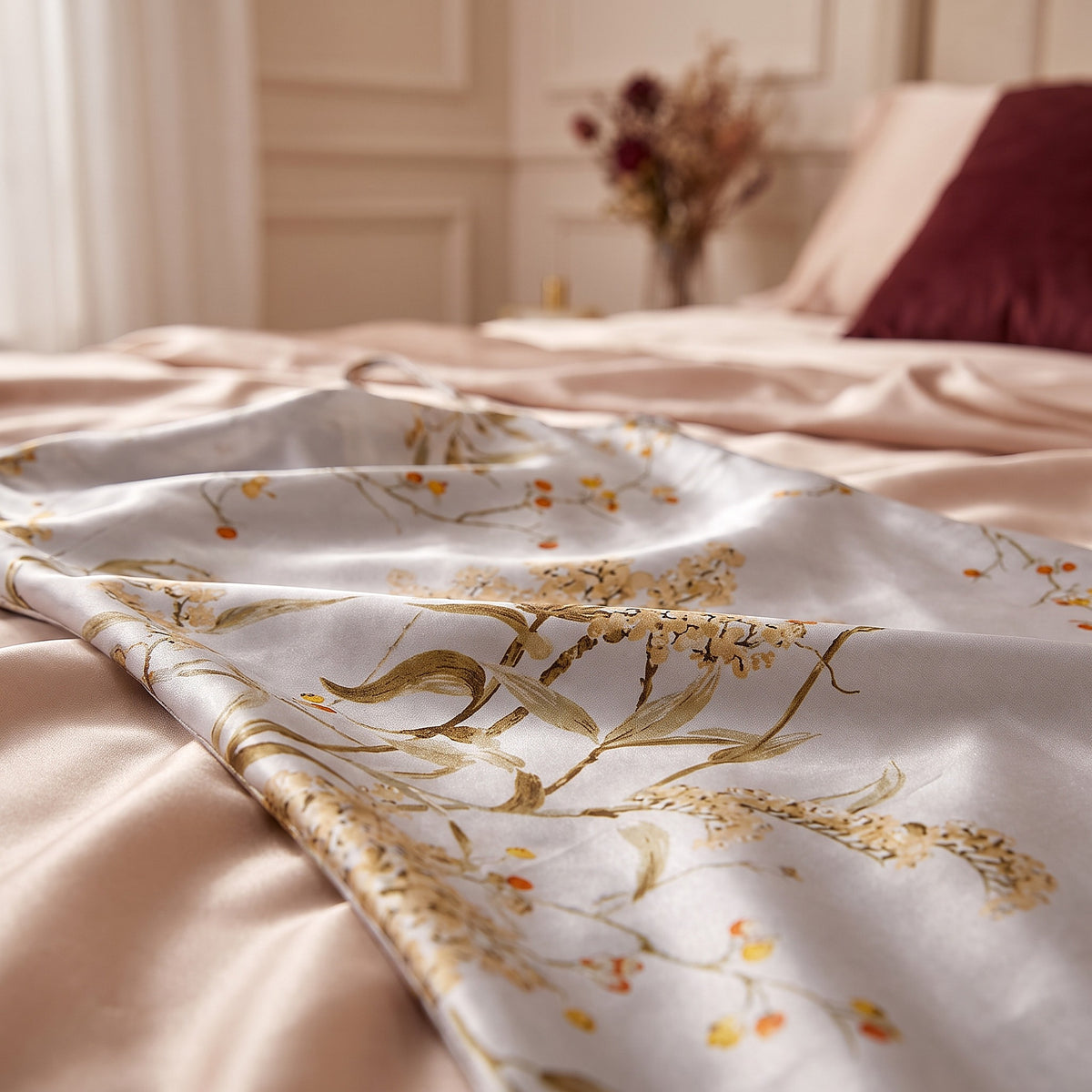 Gros plan sur l'imprimé floral doré et la texture satinée de la nuisette grise