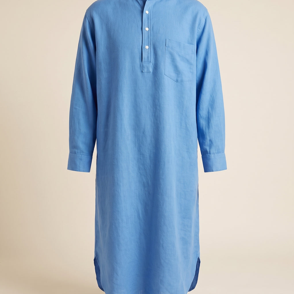 Chemise de nuit bleue portée par mannequin invisible, cadrage carré