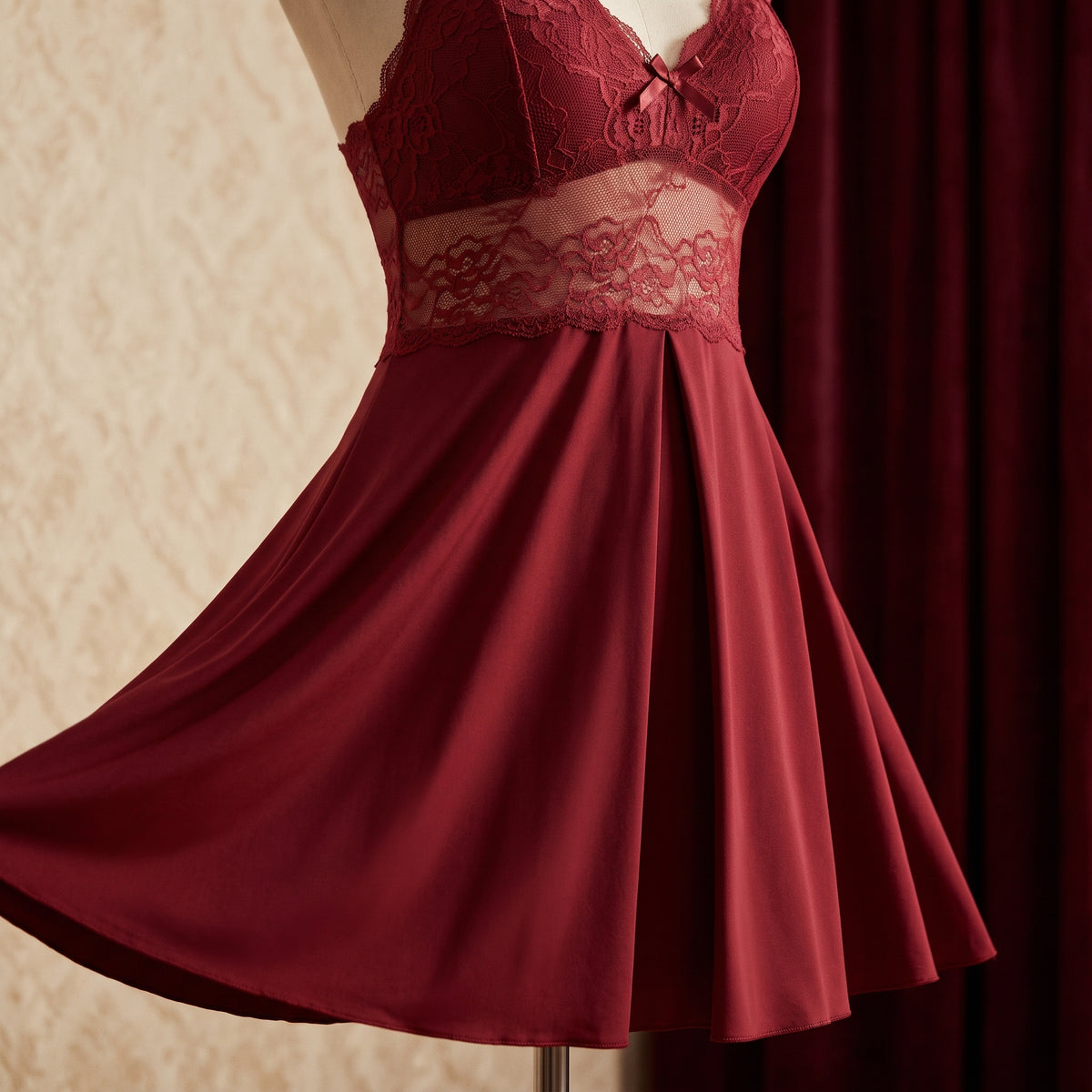 Bande de dentelle à la taille et jupe évasée de la nuisette rouge