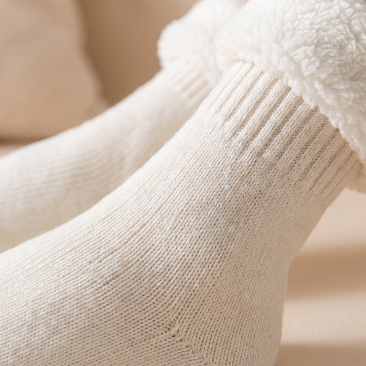 Gros plan macro sur la maille cotelee fine des chaussettes cocooning blanches