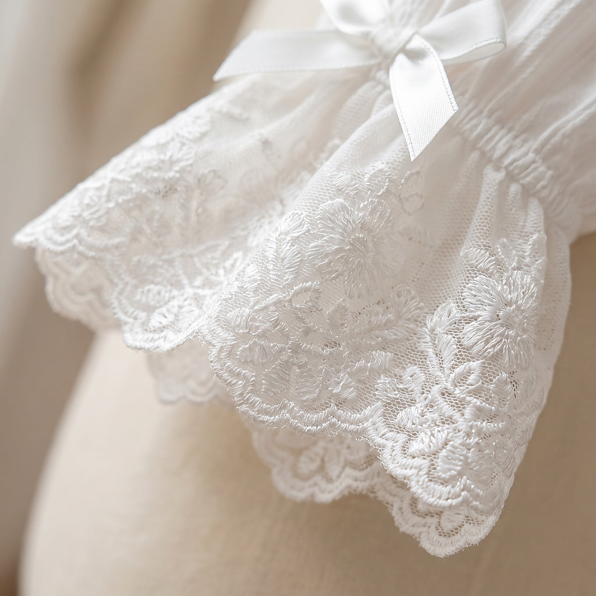 Manche trois quarts a volant de dentelle et noeud de satin de la nuisette blanche vintage