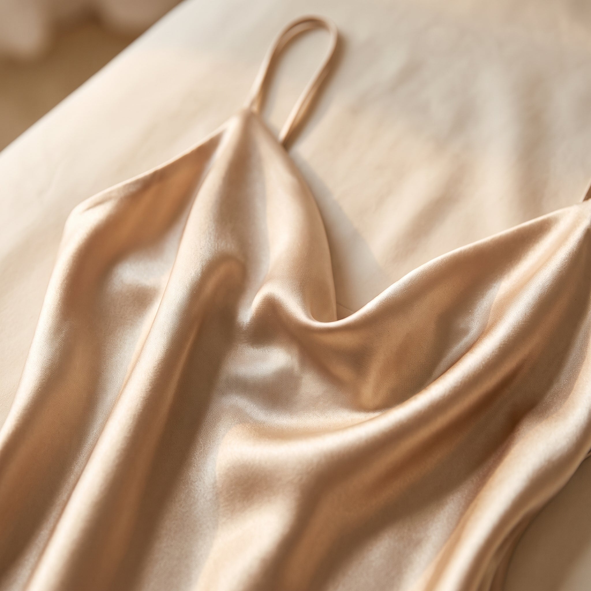 Détail du satin beige champagne drapé, bretelle fine spaghetti Image