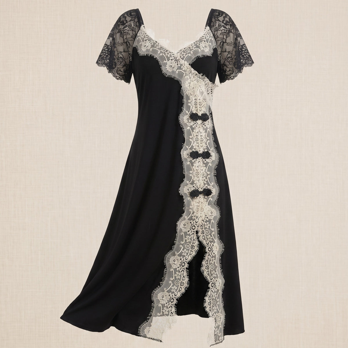 Vue rapprochee de la chemise de nuit noire, tombe fluide et dentelle ivoire
