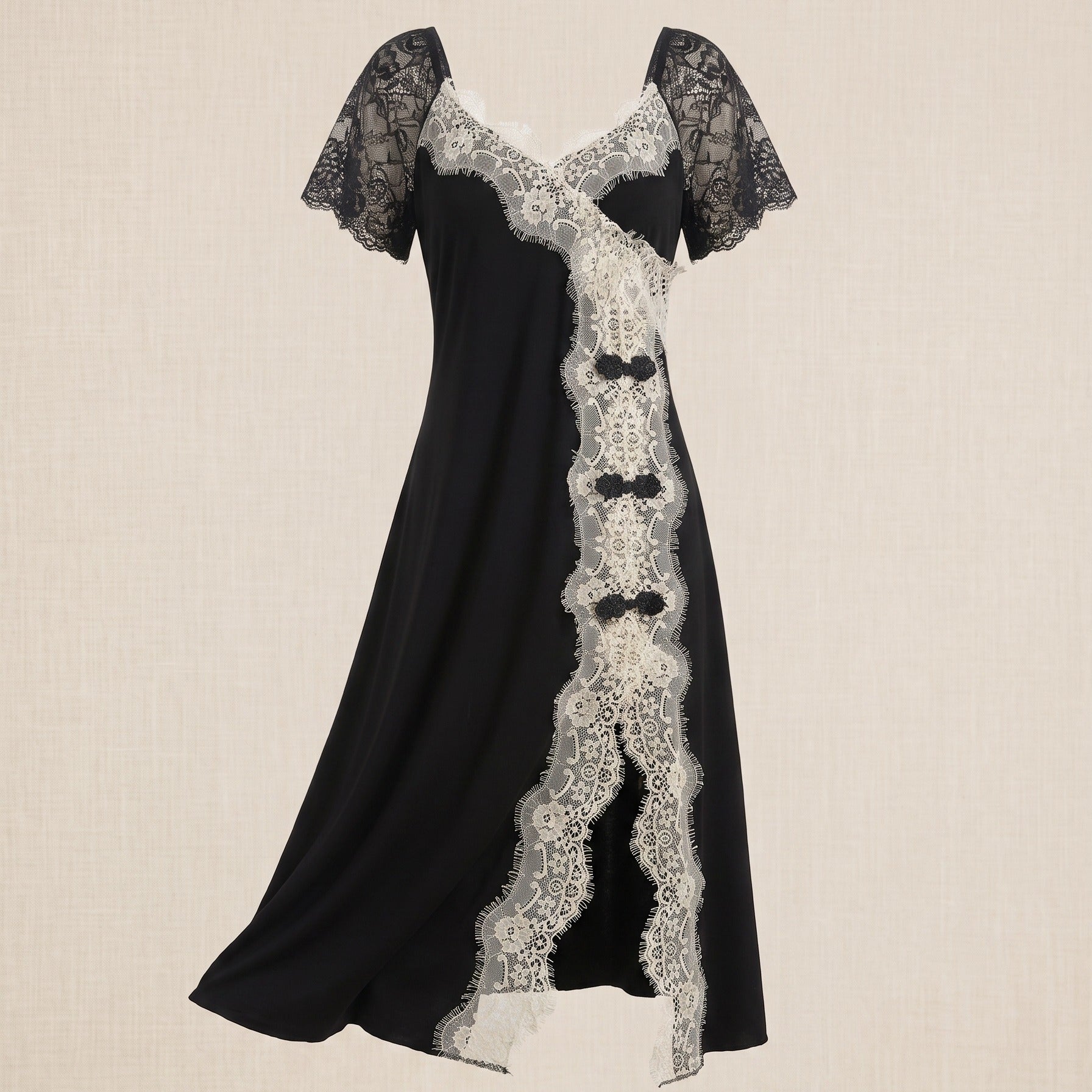 Vue rapprochee de la chemise de nuit noire, tombe fluide et dentelle ivoire Image