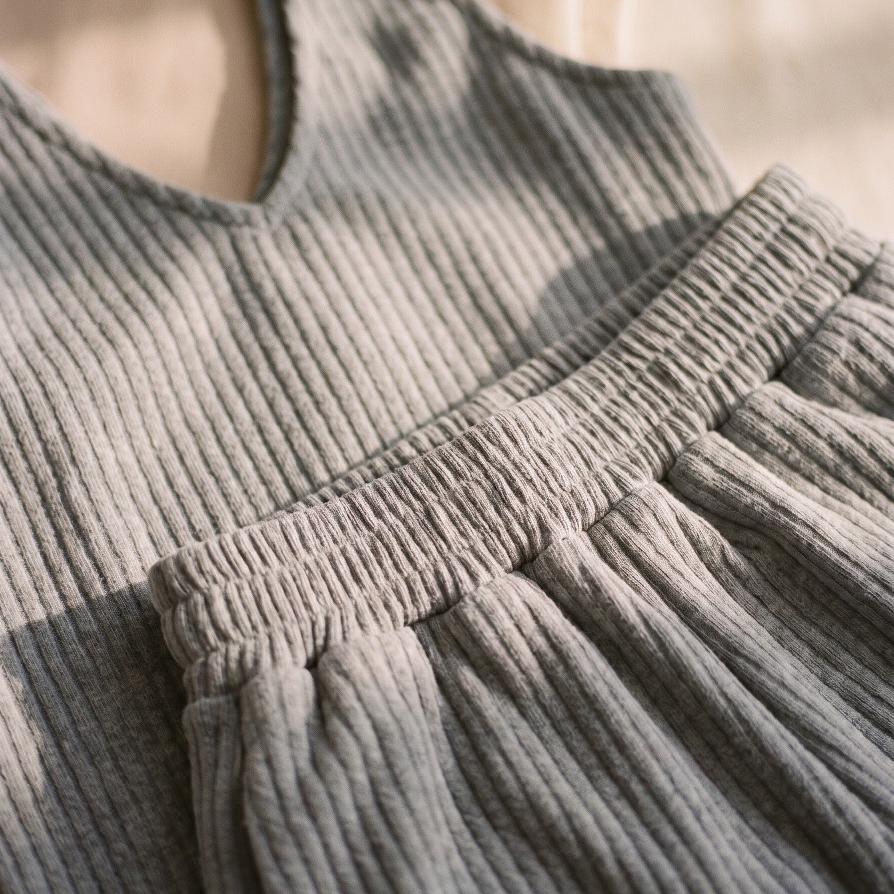Détail de la taille élastiquée smockée du short gris, qui laisse aux jambes toute leur liberté Image