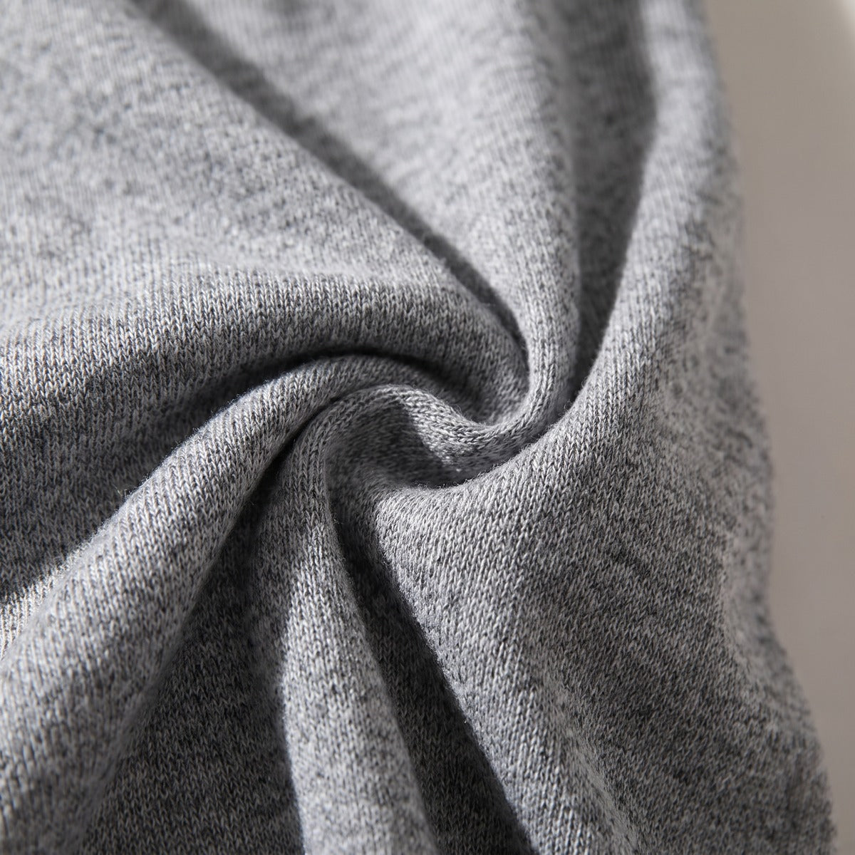 Gros plan sur la texture maille chinée gris anthracite de la nuisette longue Image