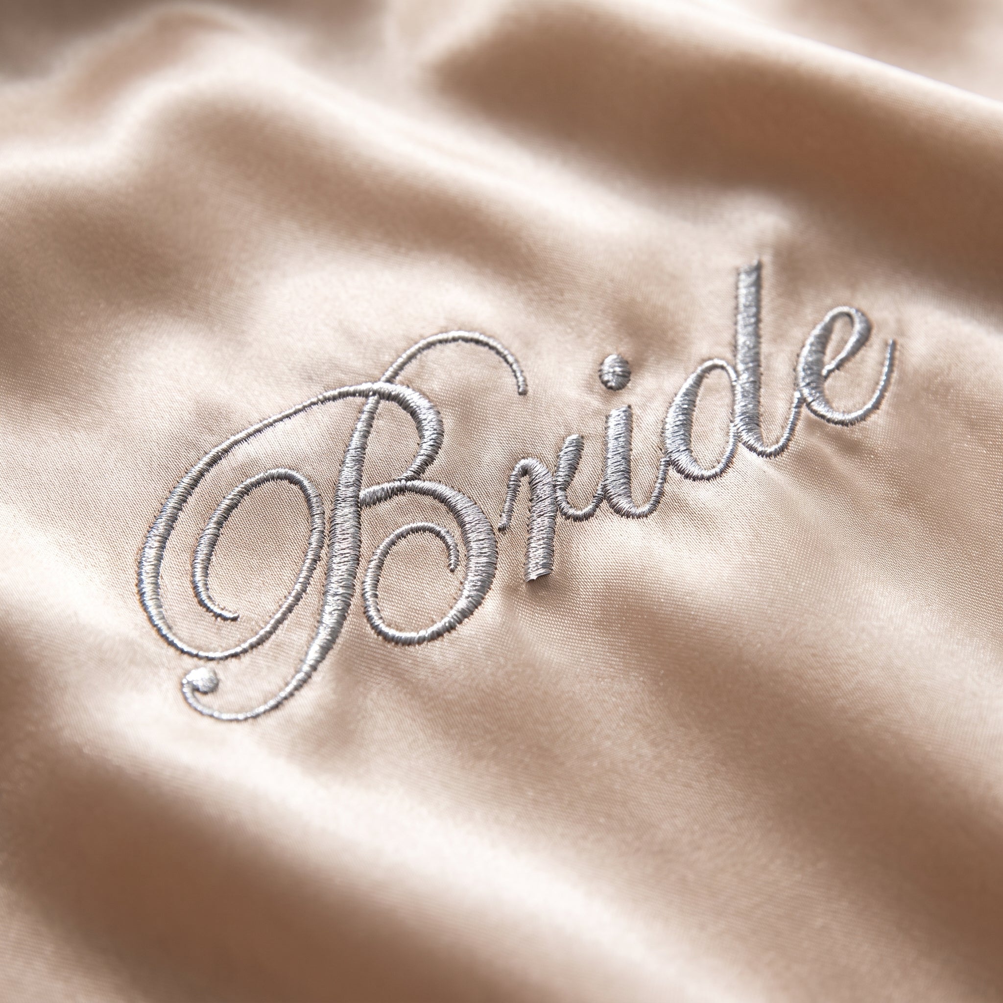 Bloc 3 - detail de l inscription Bride en lettres argentees sur satin beige Image