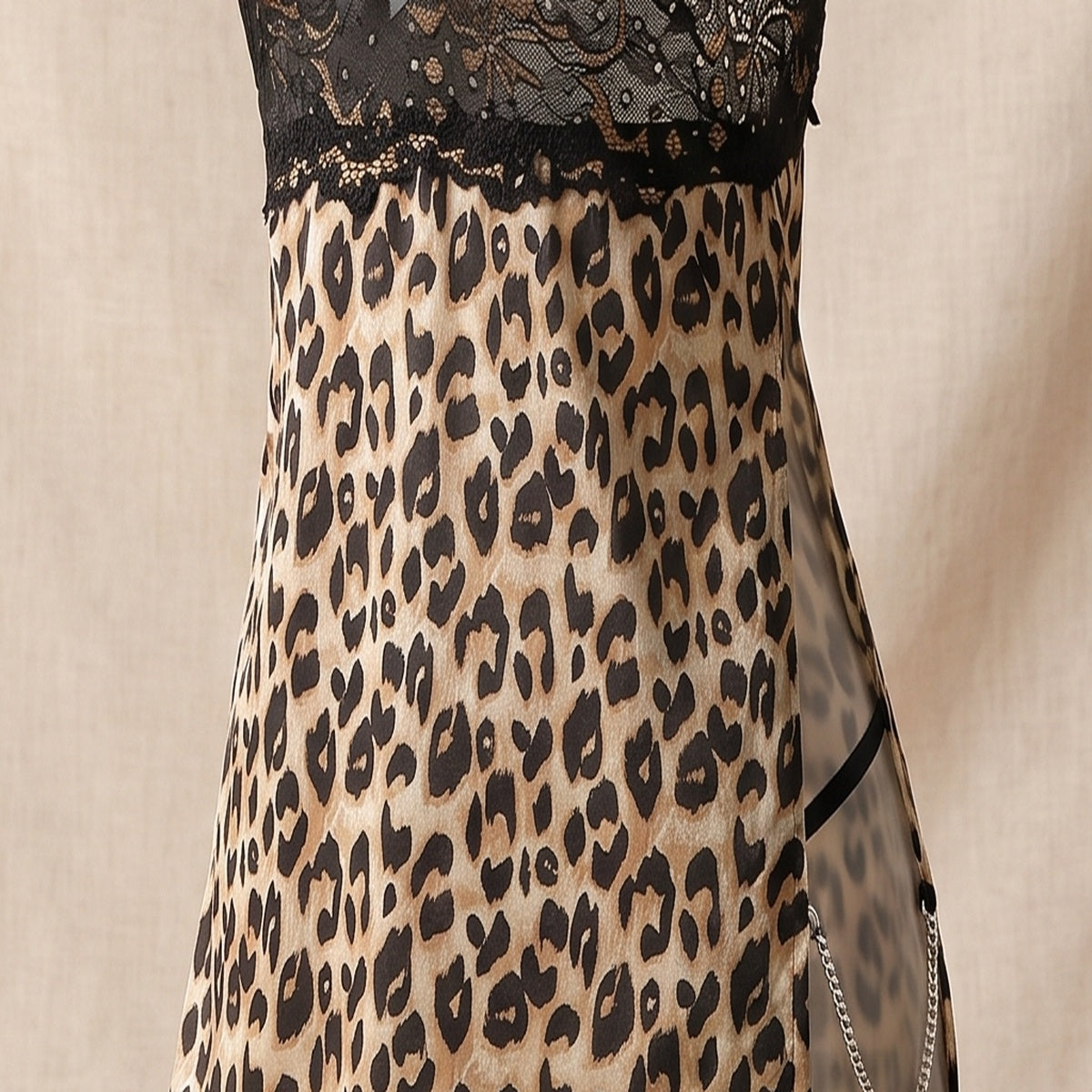 Fente laterale et chainettes argentes de la nuisette leopard Image