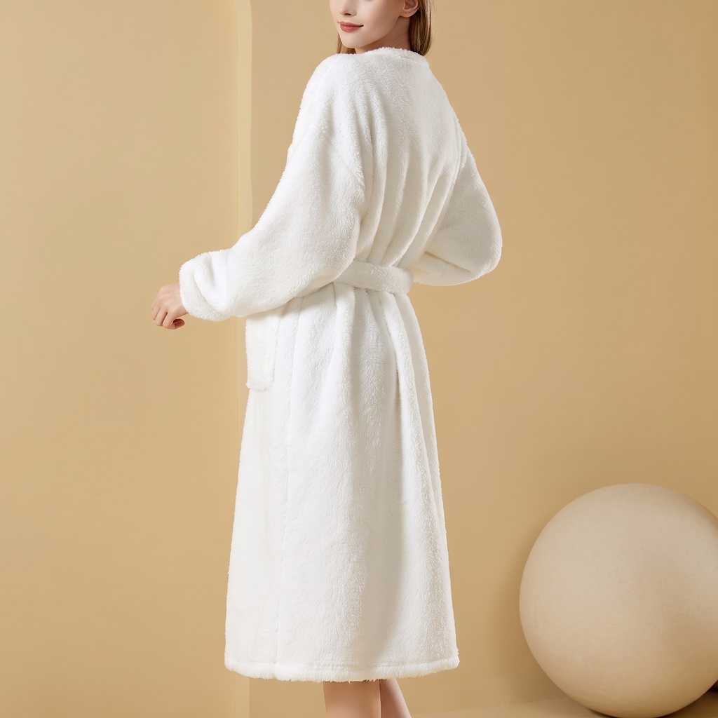Dos du peignoir polaire blanc ceinturé, coupe longue pour une soirée au calme