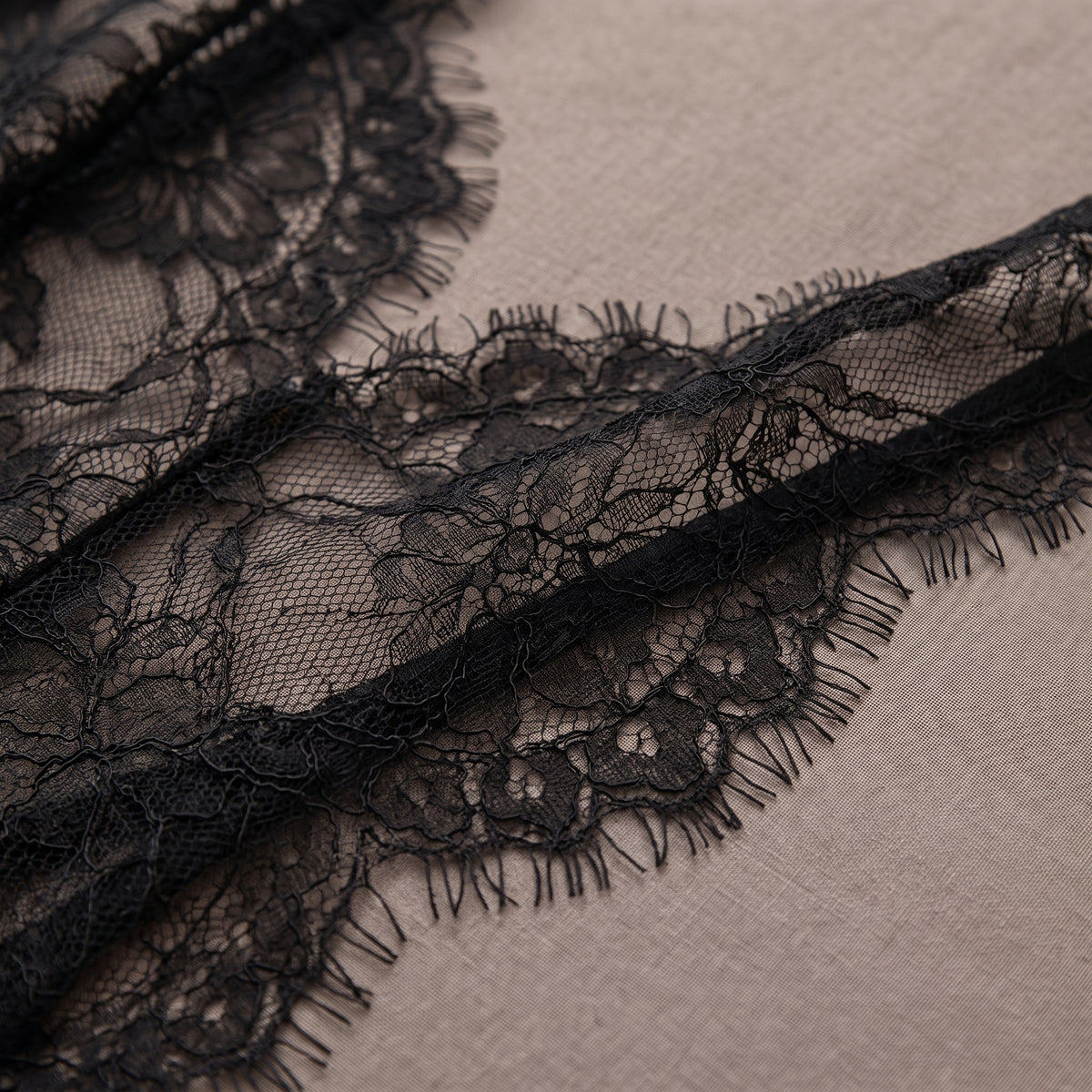Détail de la dentelle noire transparente florale
