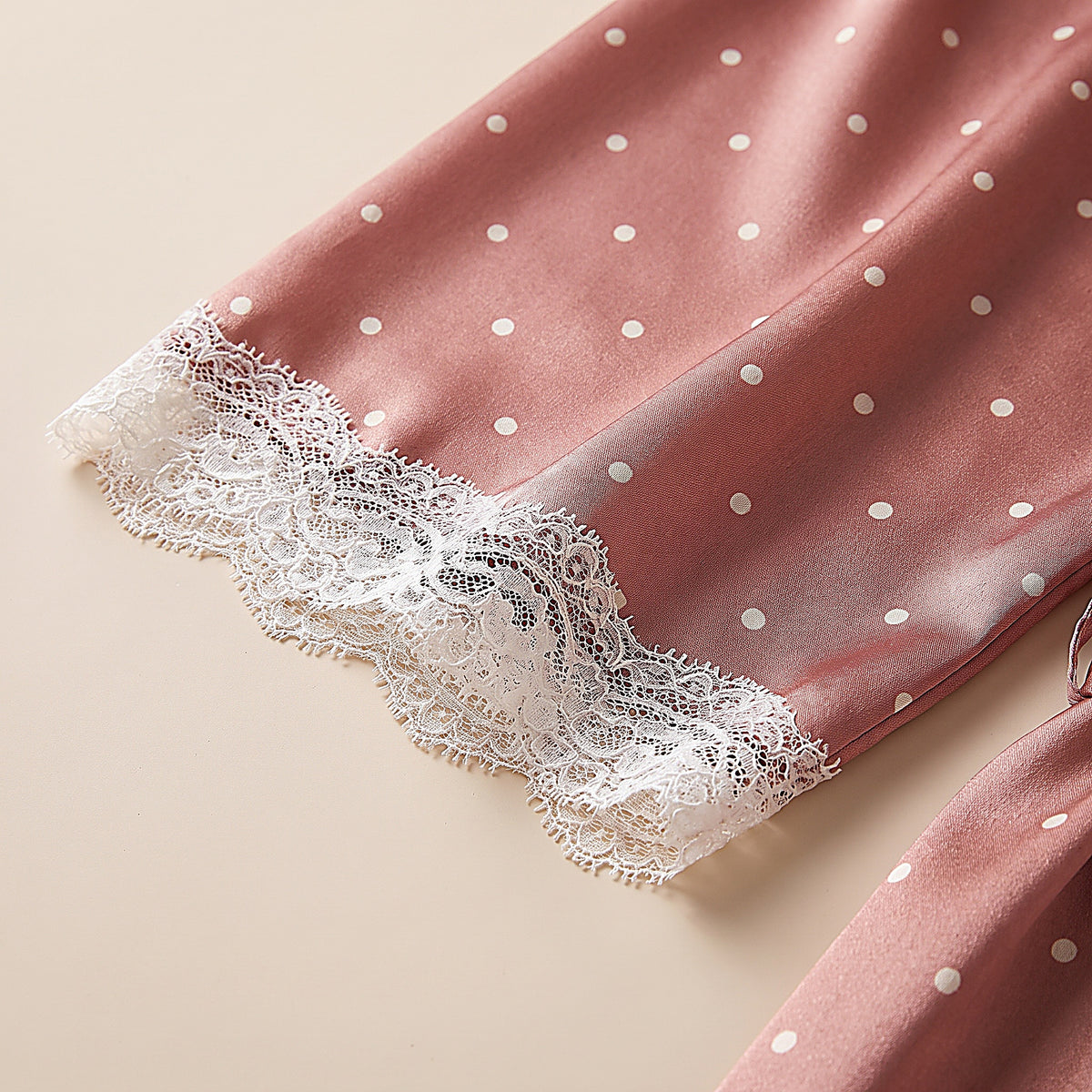 Détail du satin rose à pois blancs et de la manche du kimono