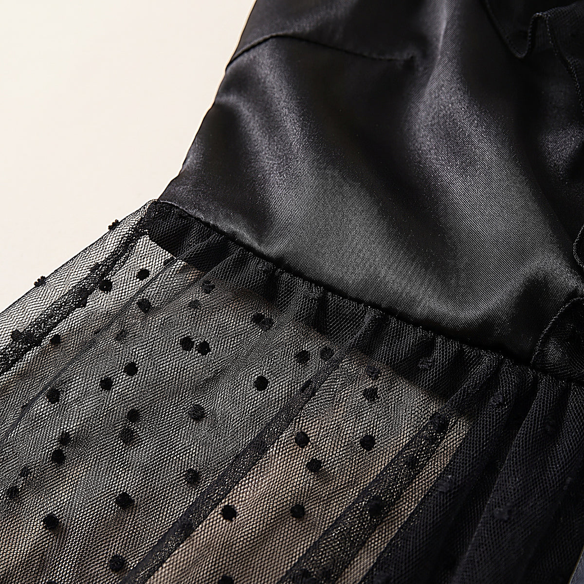 Détail du tulle à pois de la jupe et du plissé vaporeux
