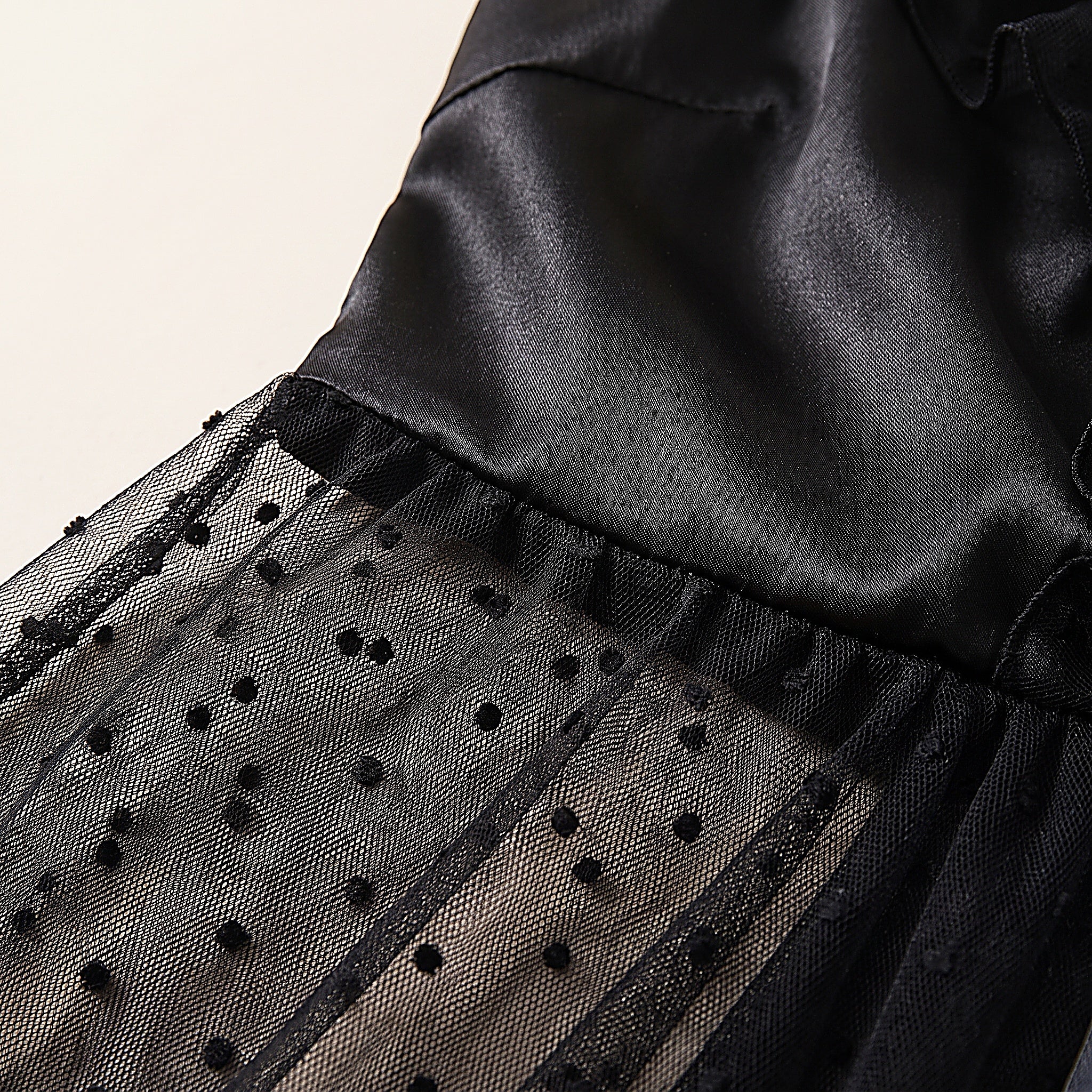 Détail du tulle à pois de la jupe et du plissé vaporeux Image