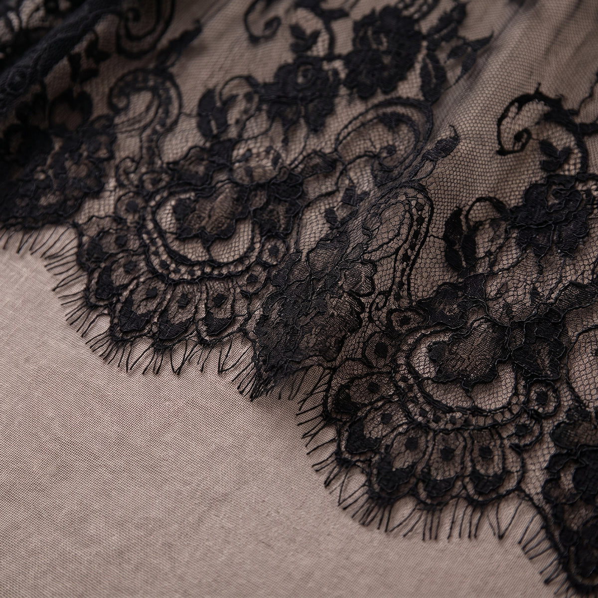 Détail de la dentelle florale transparente et de l'ourlet festonné
