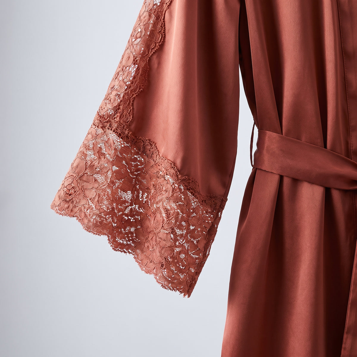 Détail de la manche du kimono en satin terracotta avec empiècement de dentelle