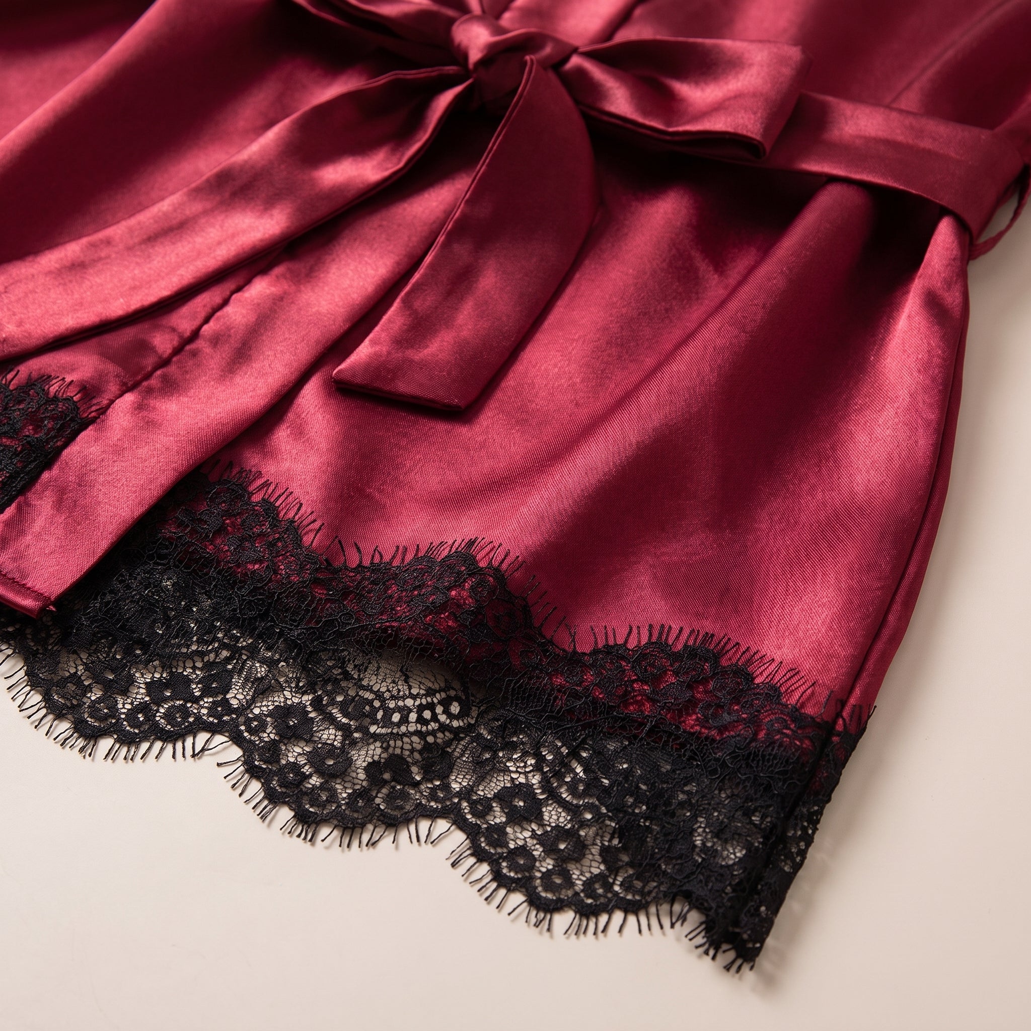 Détail du satin et de l'ourlet en dentelle noire festonnée du kimono Image