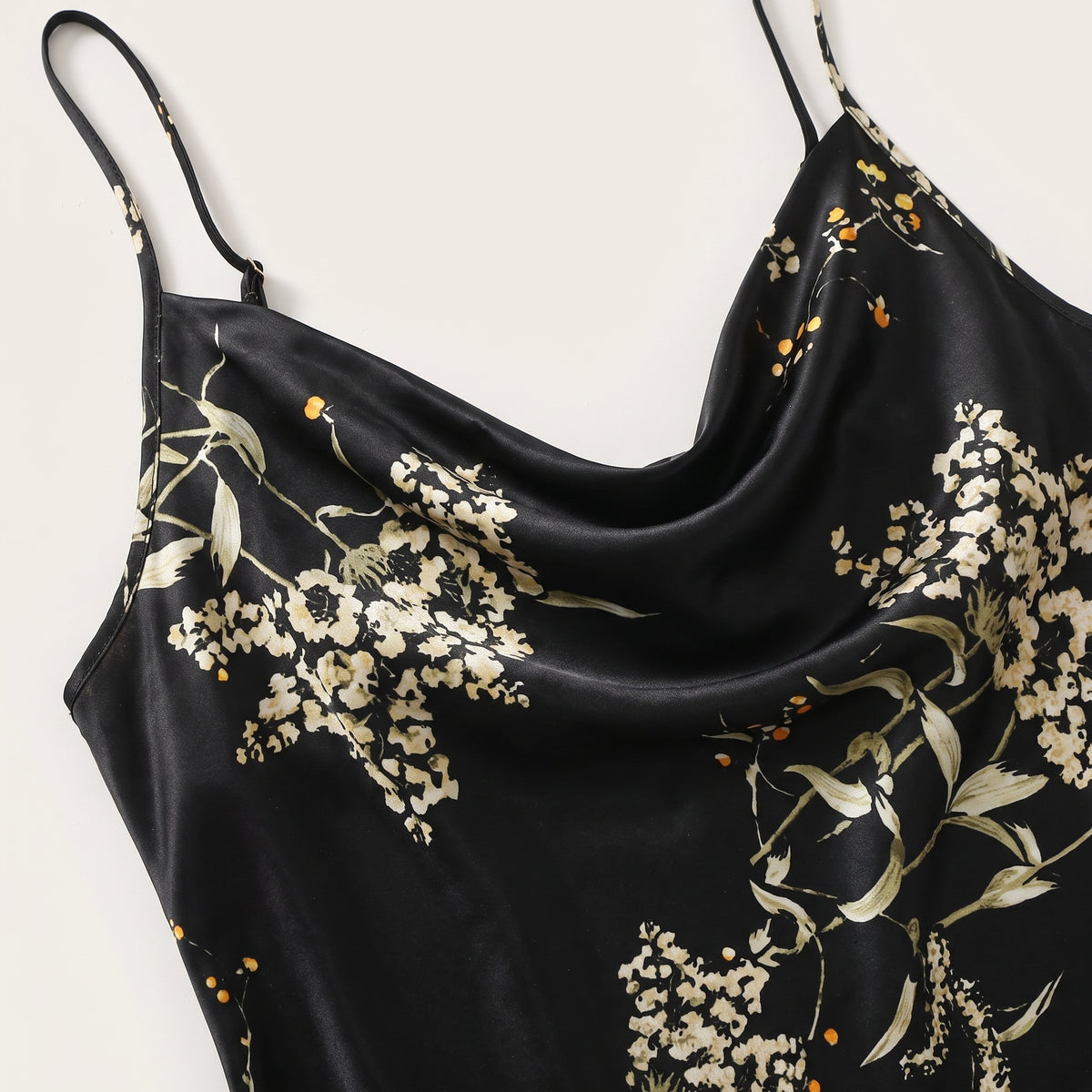 Détail de l'encolure drapée cowl-neck de la nuisette satin noir imprimé