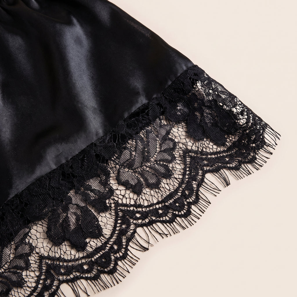 Détail de la bordure en dentelle à cils du short en satin