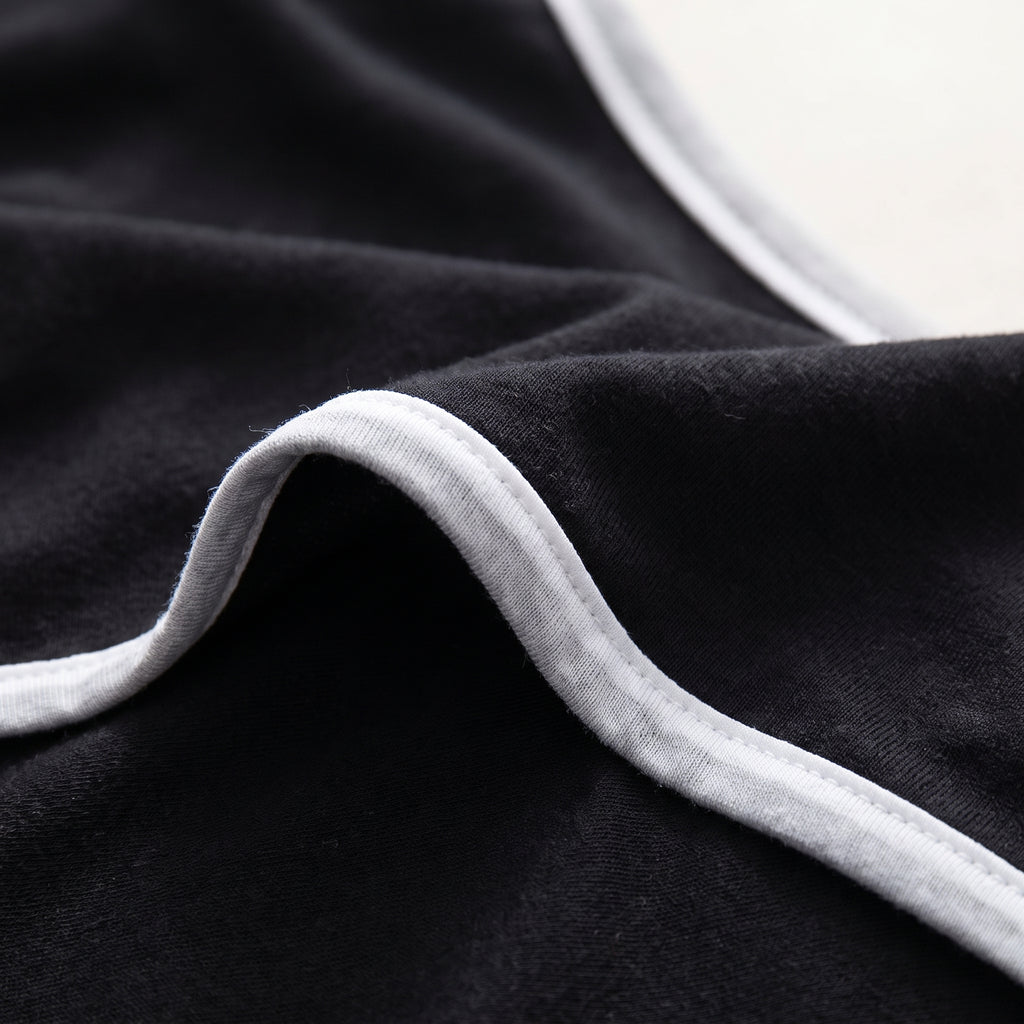 Finitions de la chemise de nuit : liseré blanc contrastant et surpiqûres