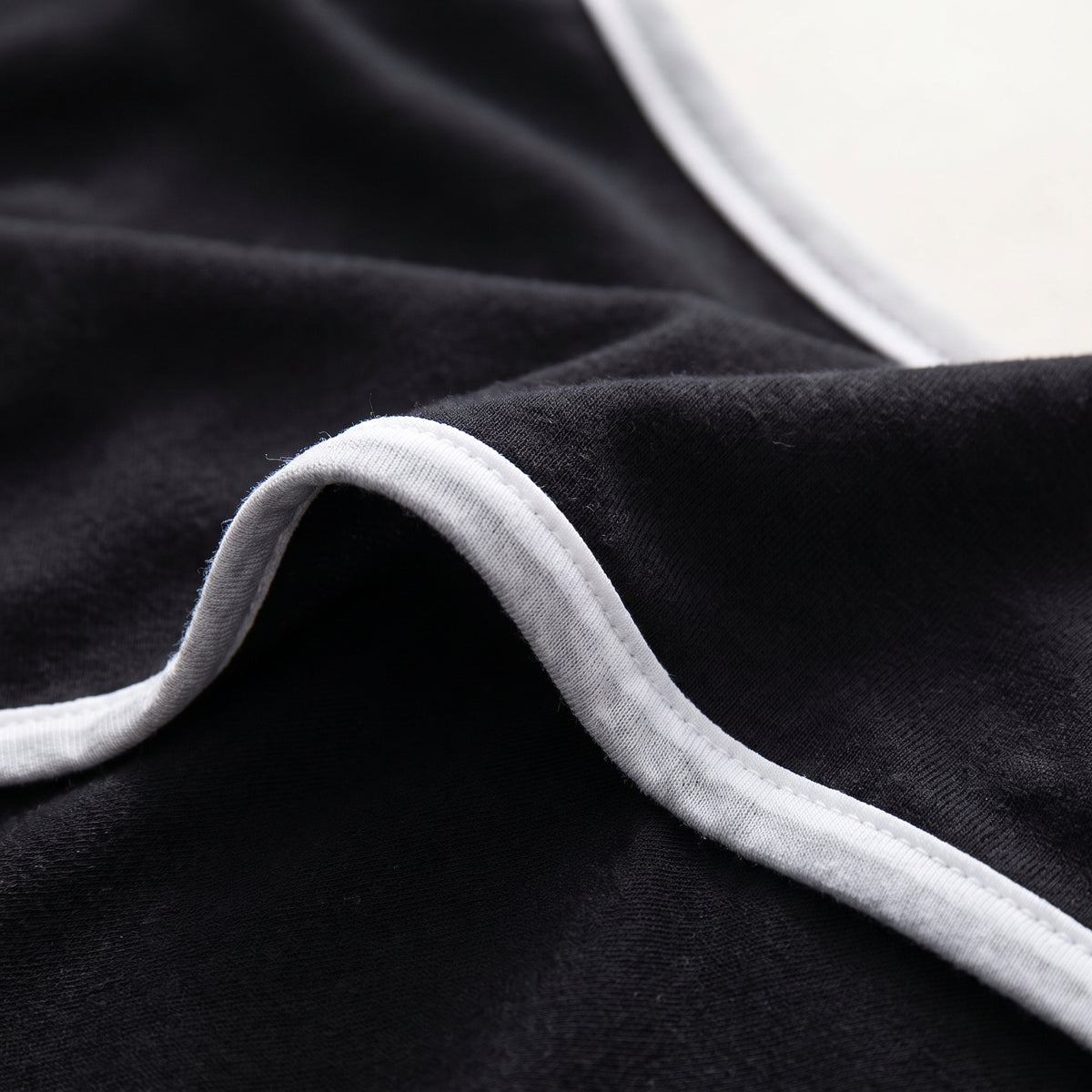 Finitions de la chemise de nuit : liseré blanc contrastant et surpiqûres