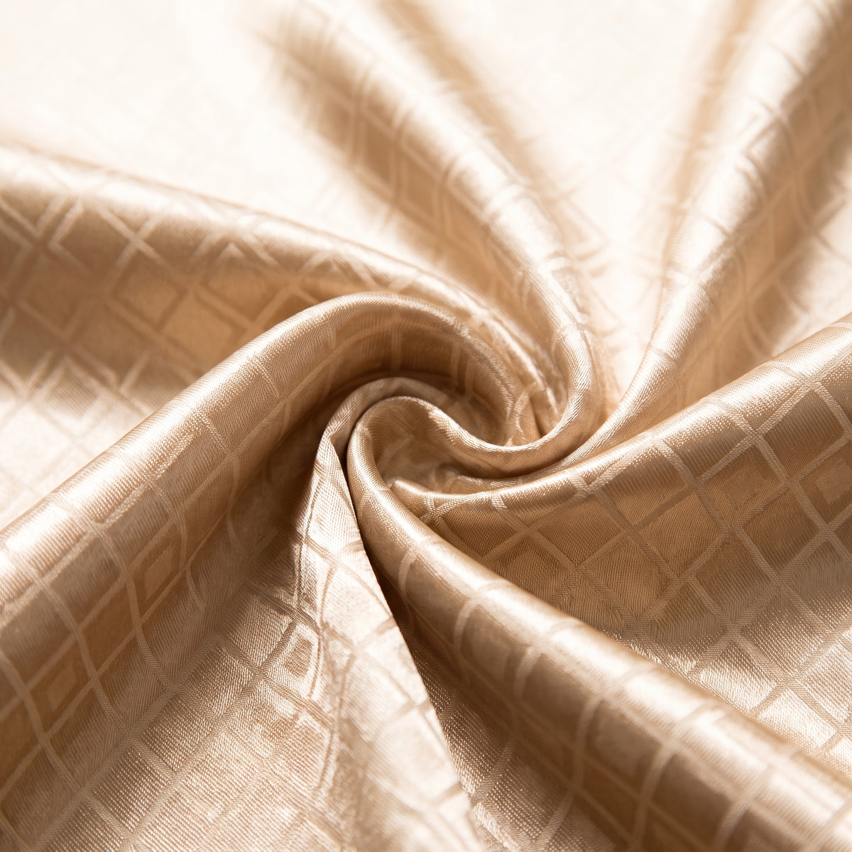 Détail du satin doré et de l'imprimé géométrique en losanges