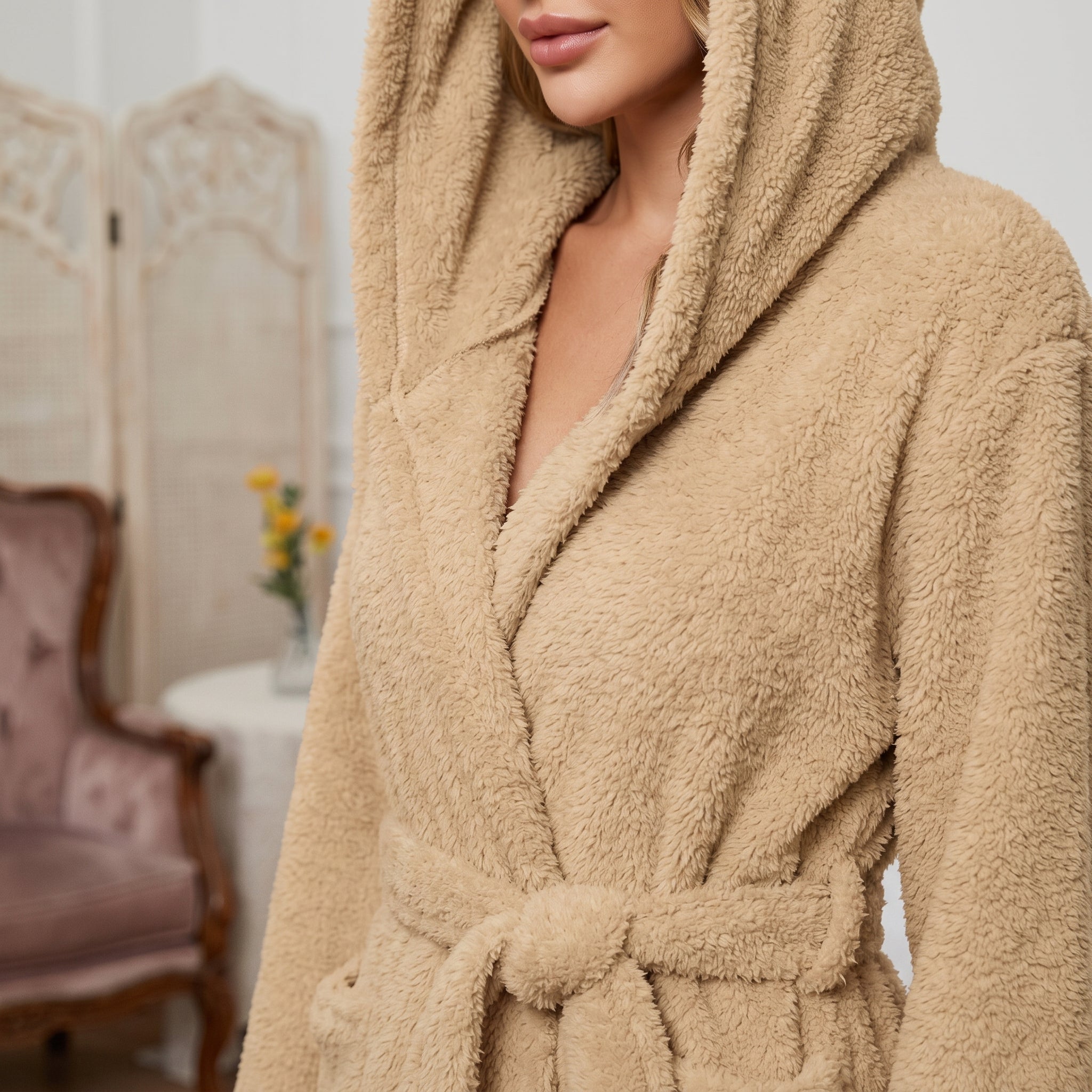 Detail capuche en peluche et ceinture a nouer du peignoir court beige Image