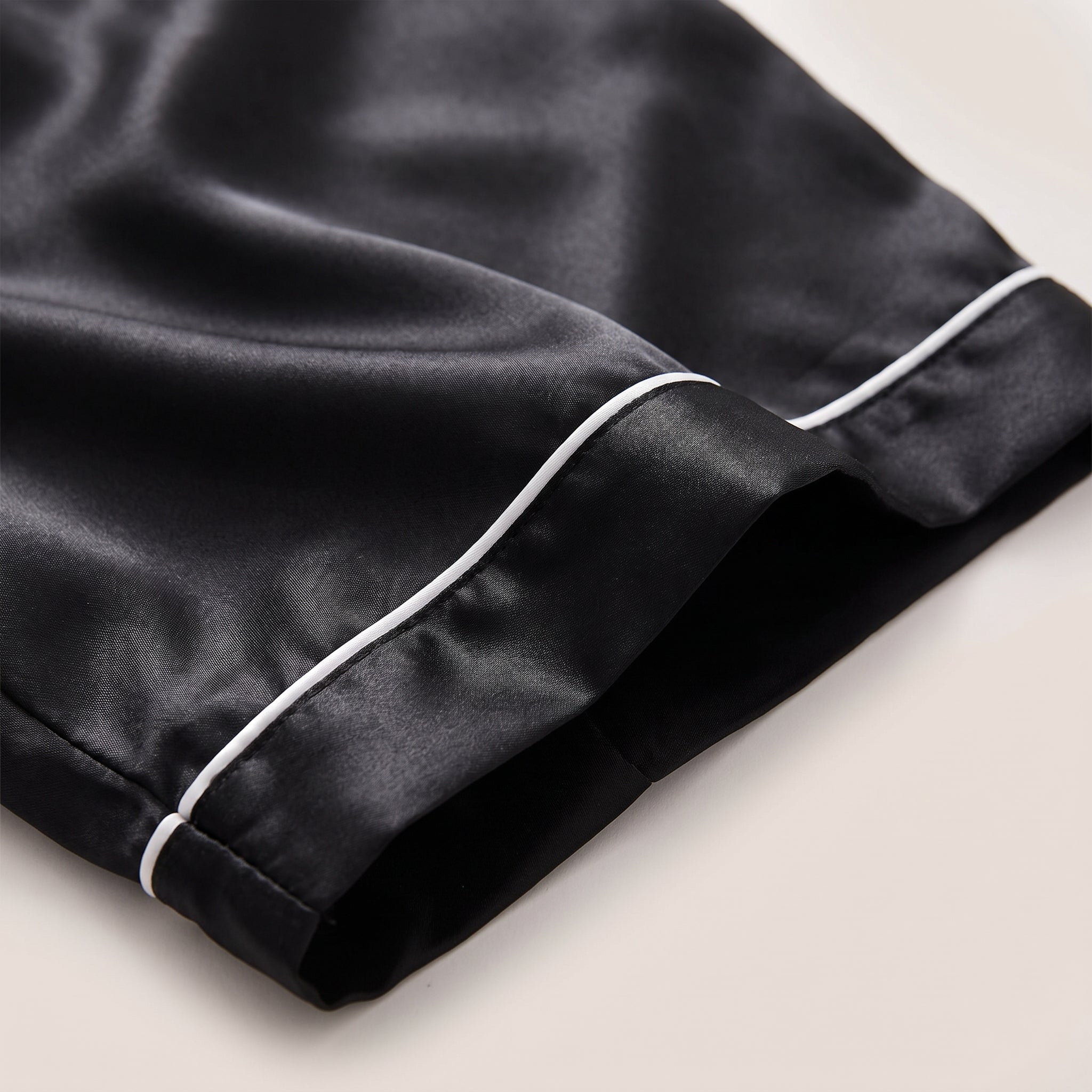 Détail du satin et du passepoil blanc à l'ourlet du short de pyjama Image
