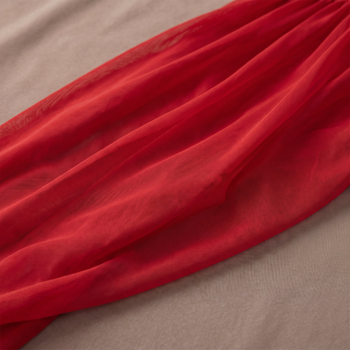 Détail du mesh rouge vaporeux de la jupe