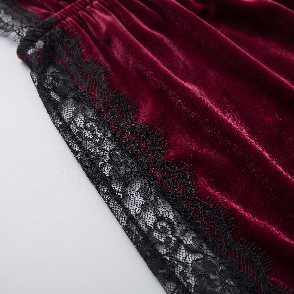 Détail du velours bordeaux et de l'empiècement de dentelle noire du côté