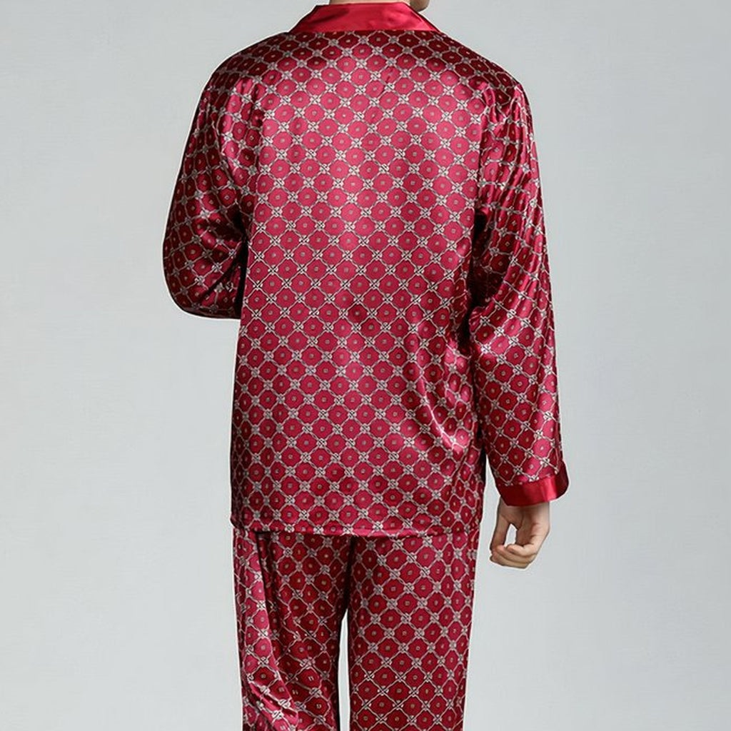 Dos d'un pyjama homme rouge à motifs, chemise à manches longues et pantalon assorti