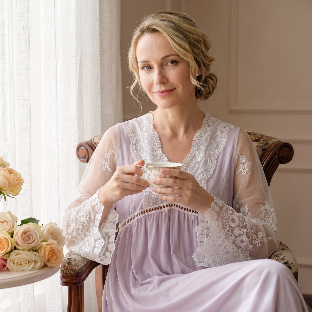 Femme assise près de la fenêtre au matin, une tasse de thé dans les mains, jupe froncée