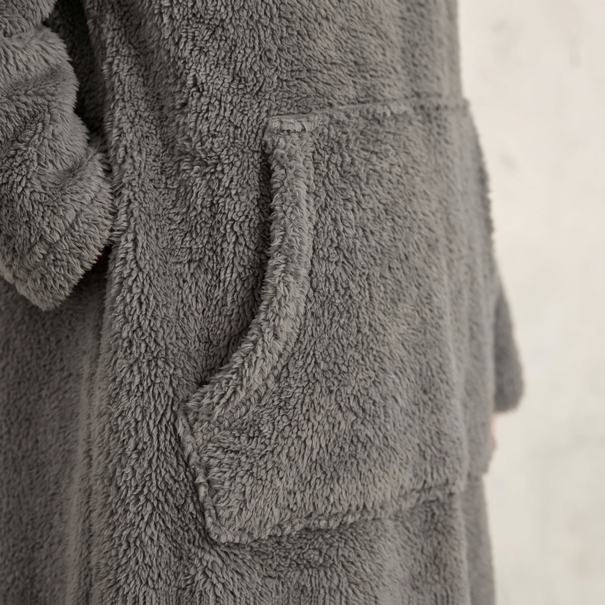 Détail de la poche et de la texture polaire duveteuse