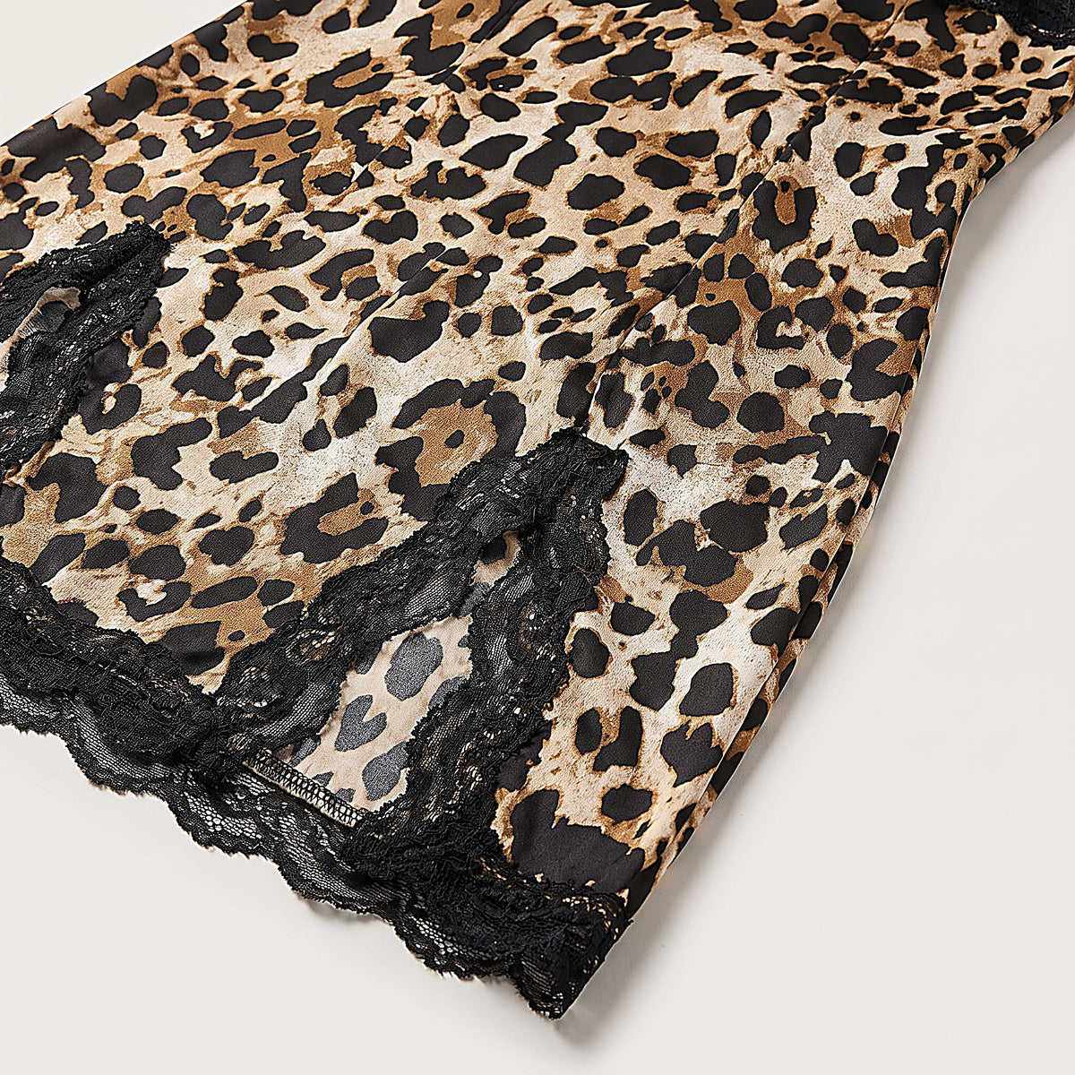 Détail du satin léopard et de l'ourlet en pointes bordé de dentelle noire