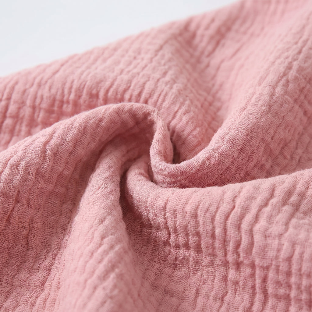 Détail de la matière en double gaze de coton rose, froissée et aérée