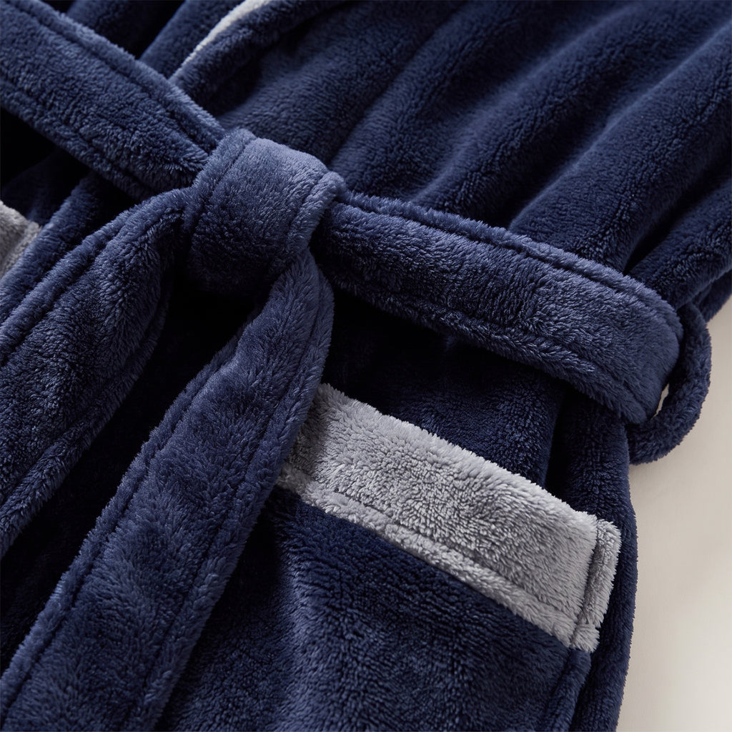 Détail de la matière flanelle marine épaisse et de la ceinture