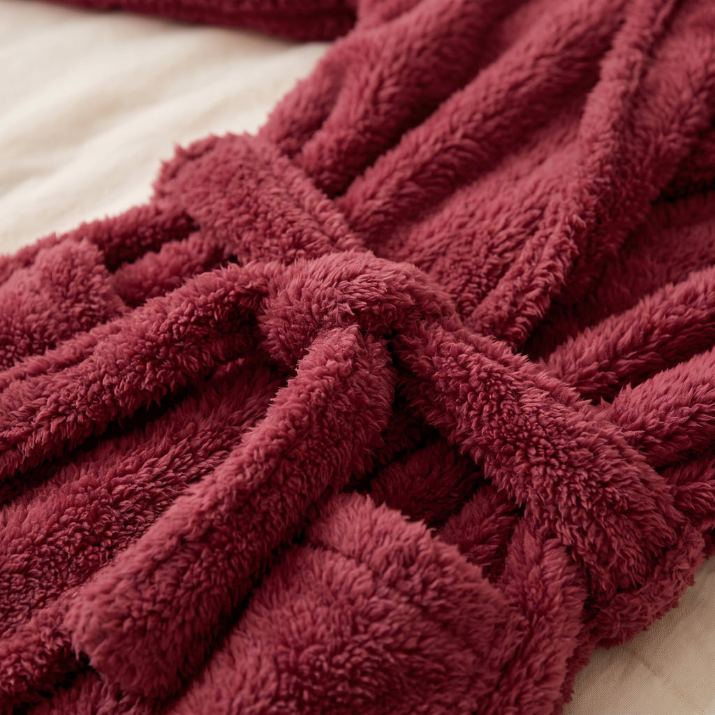 Détail de la matière polaire peluche bordeaux et de la ceinture