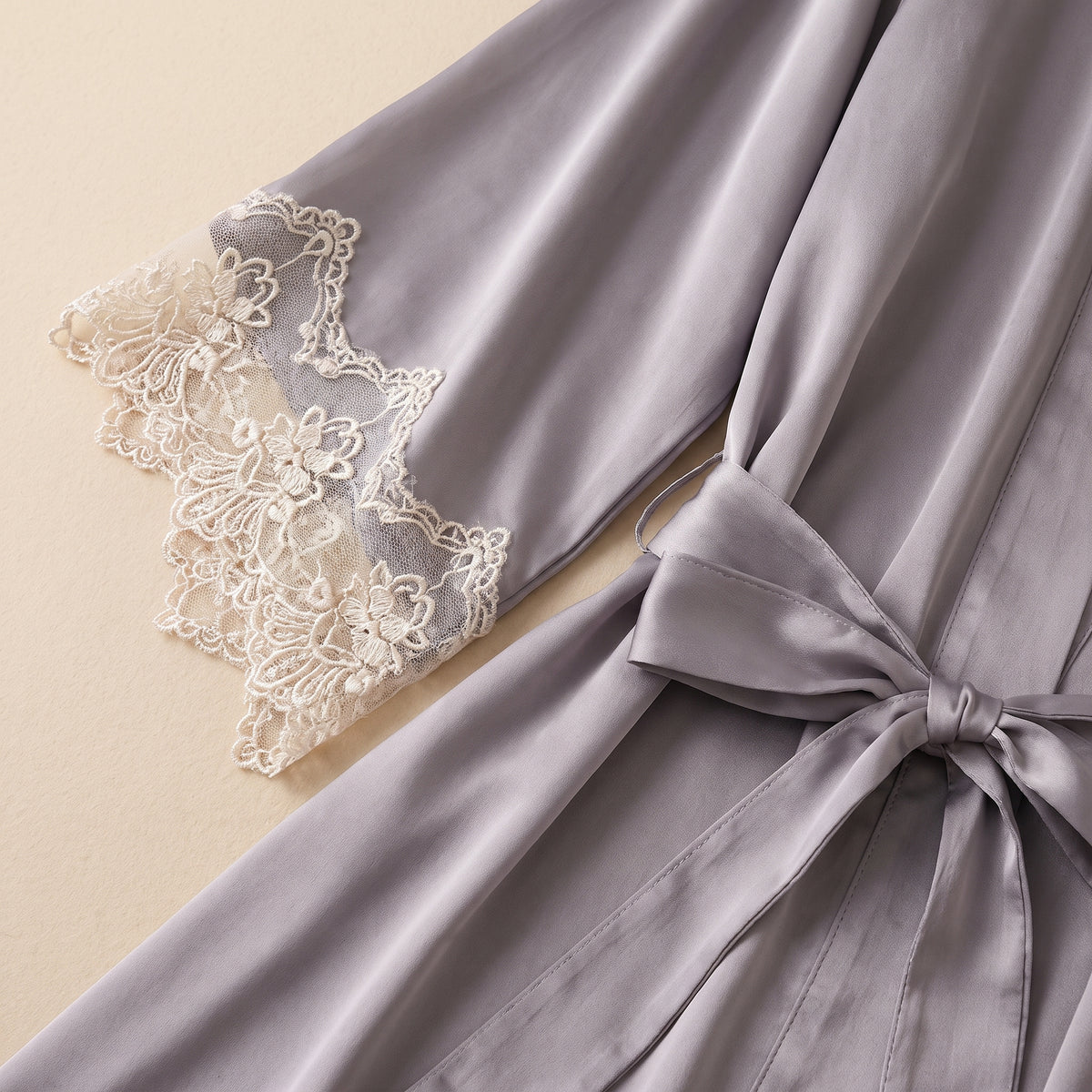 Détail de la manche en dentelle et de la ceinture du kimono gris