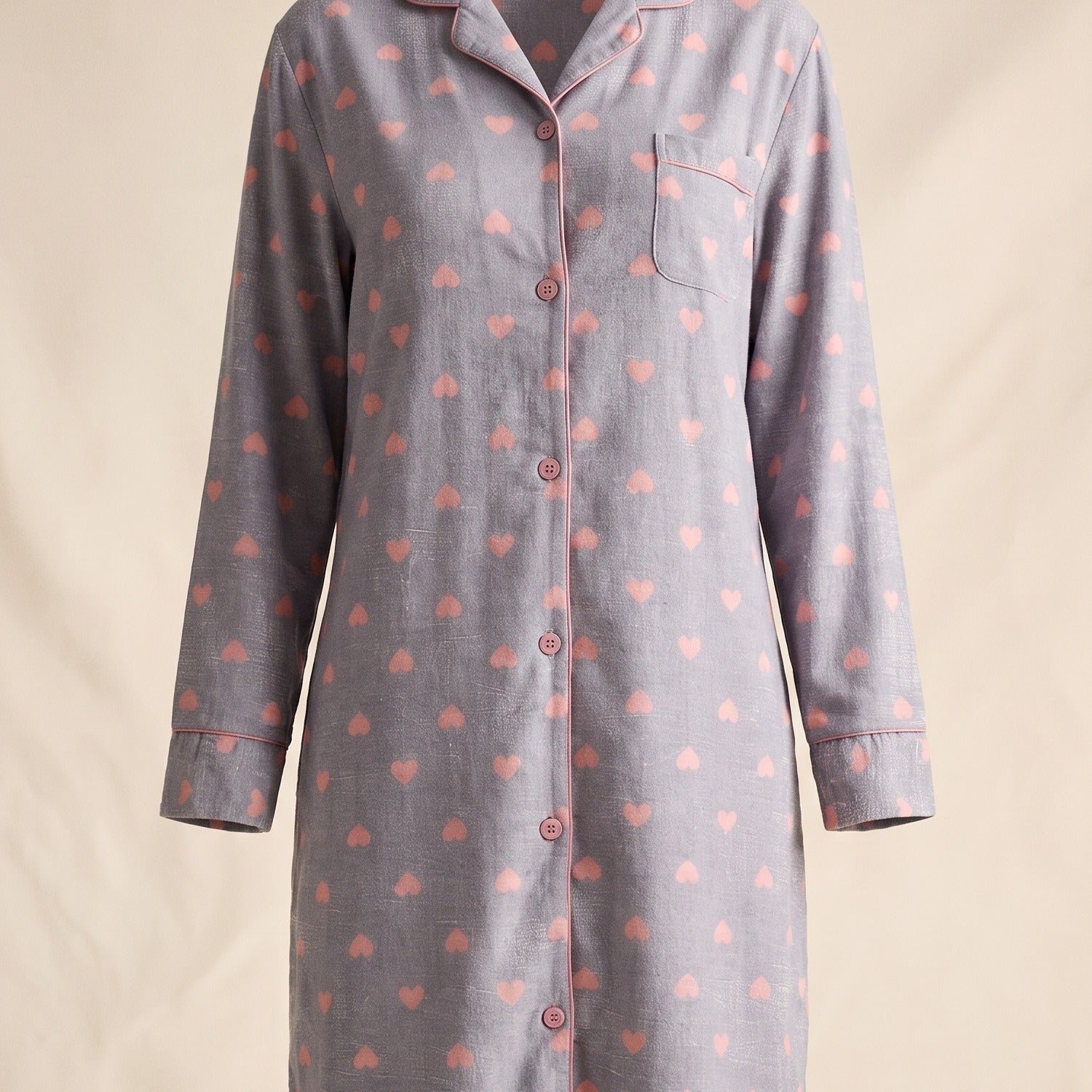 Chemise de nuit grise a coeurs portee en mannequin invisible, vue carree pour le bloc usage Image