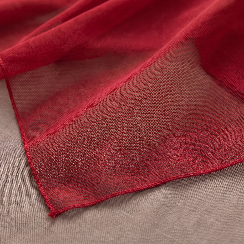 Détail du mesh rouge transparent des pans fluides