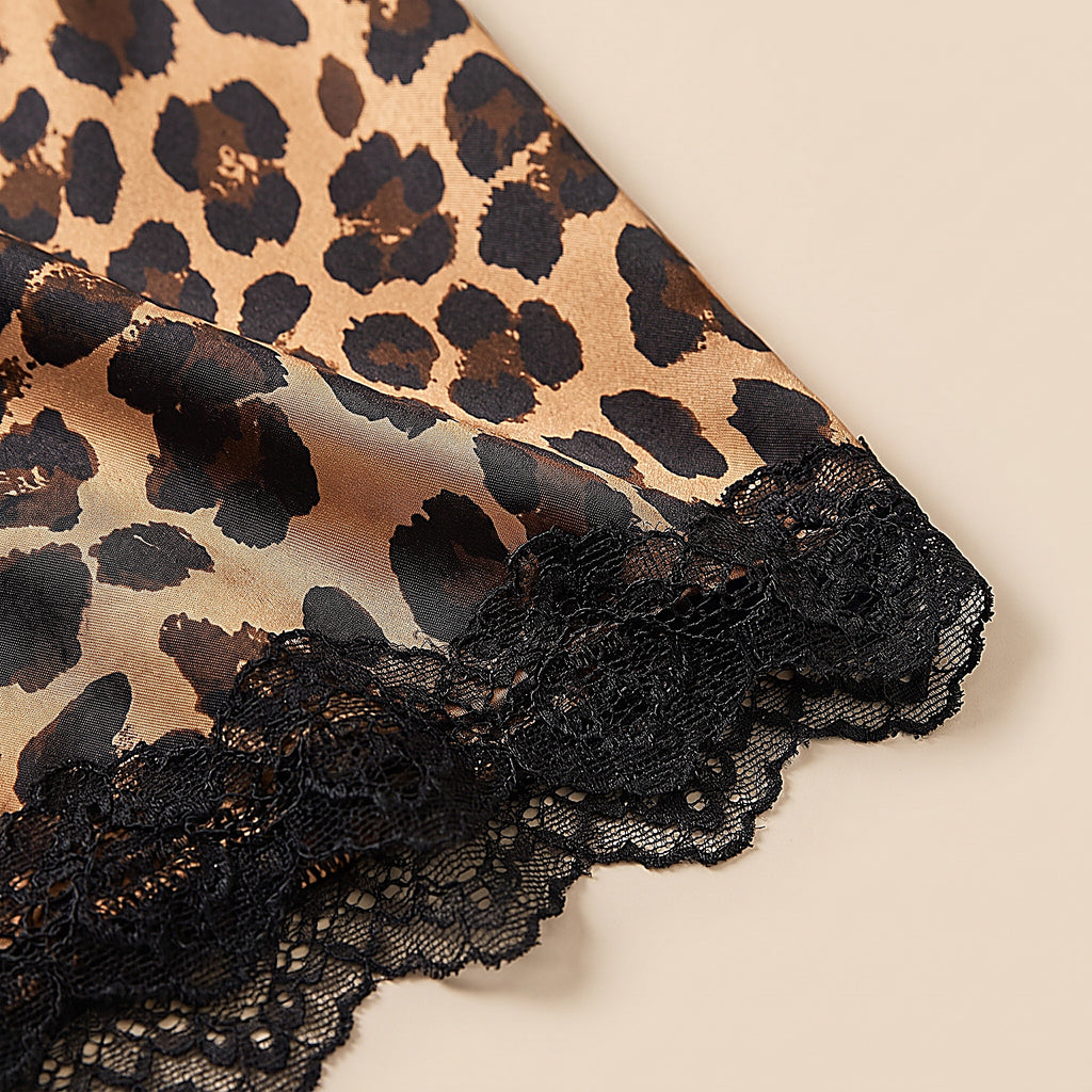 Détail du satin léopard et de l'ourlet en dentelle noire
