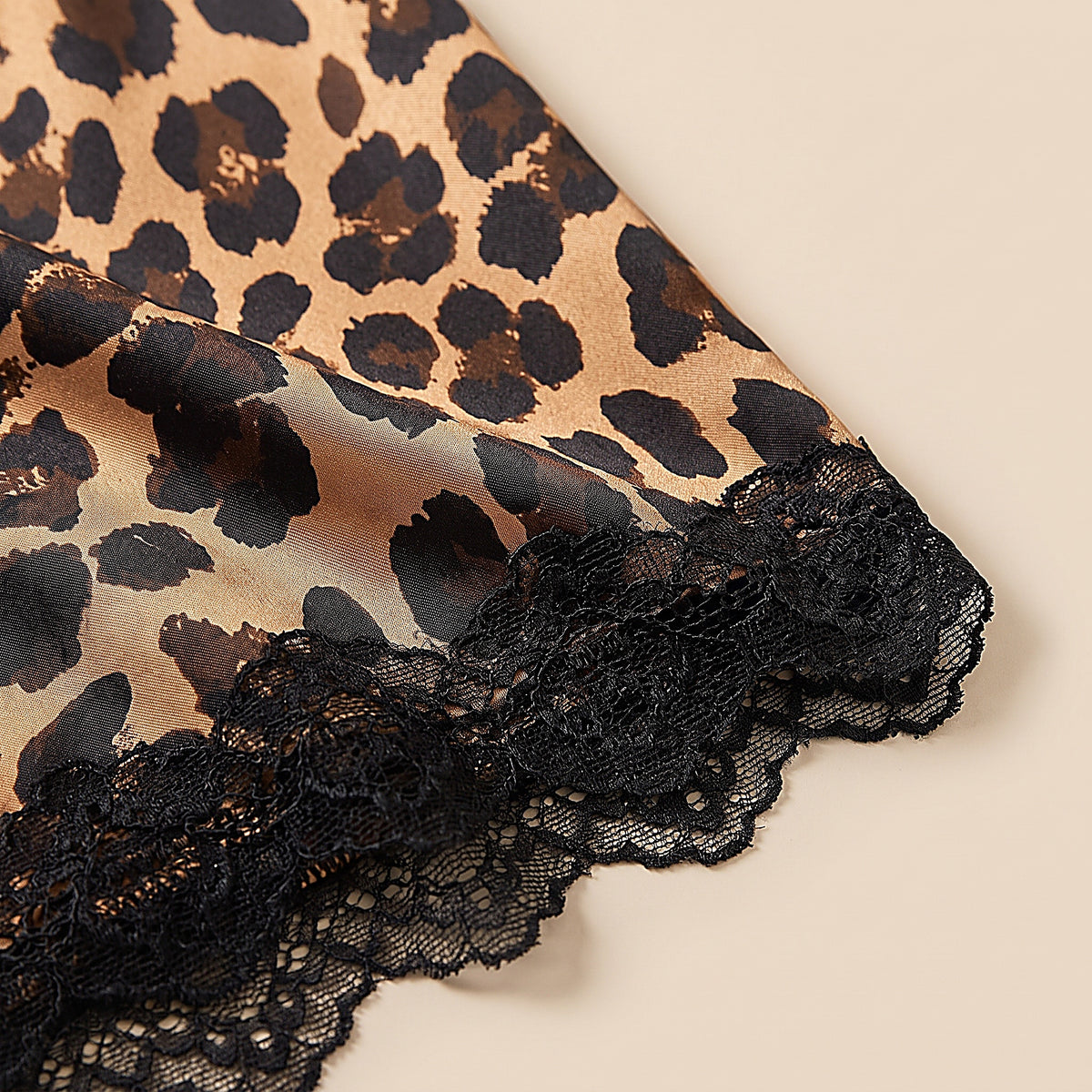 Détail du satin léopard et de l'ourlet en dentelle noire