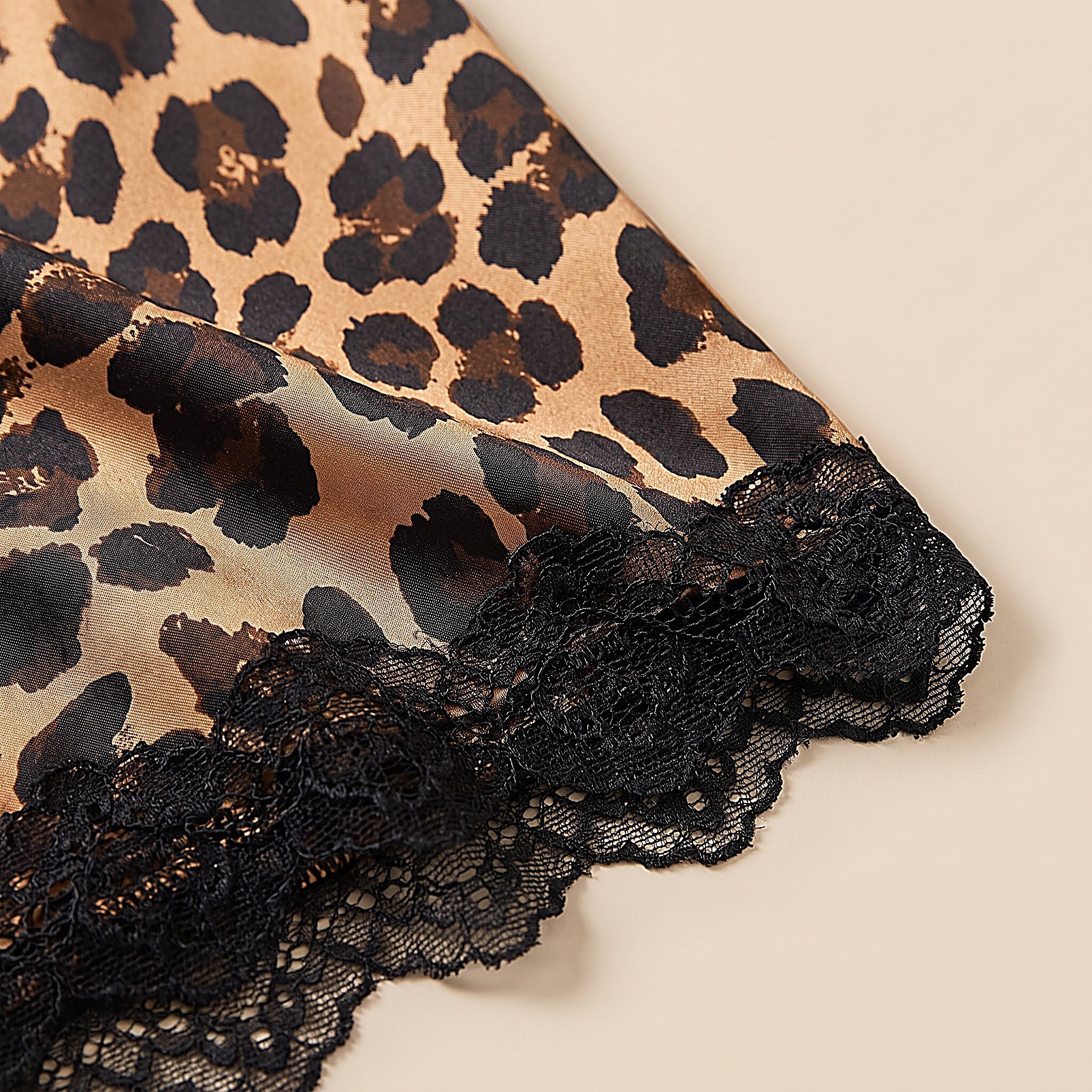 Détail du satin léopard et de l'ourlet en dentelle noire Image