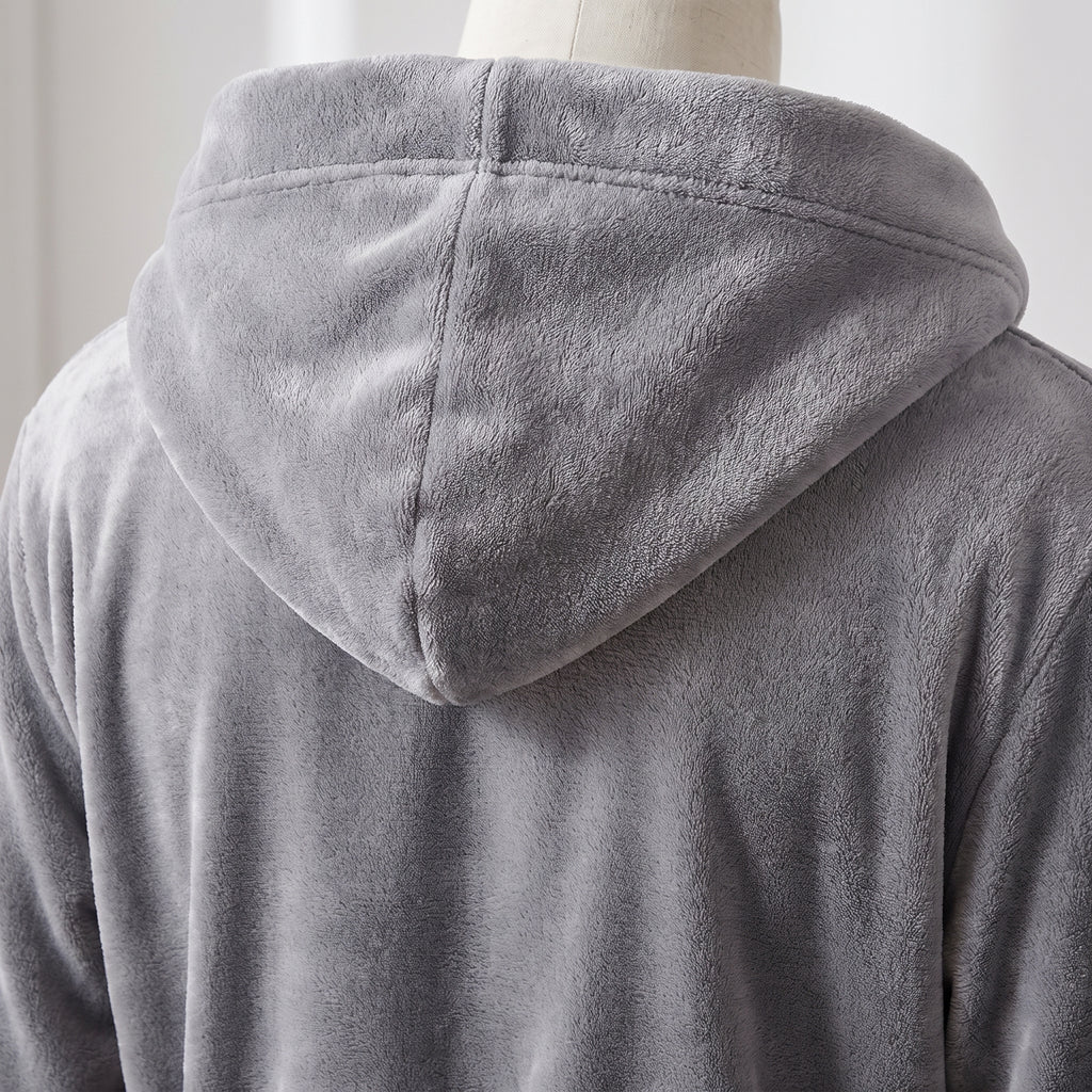 Détail de la grande capuche doublée du peignoir homme en maille polaire grise, vue de dos