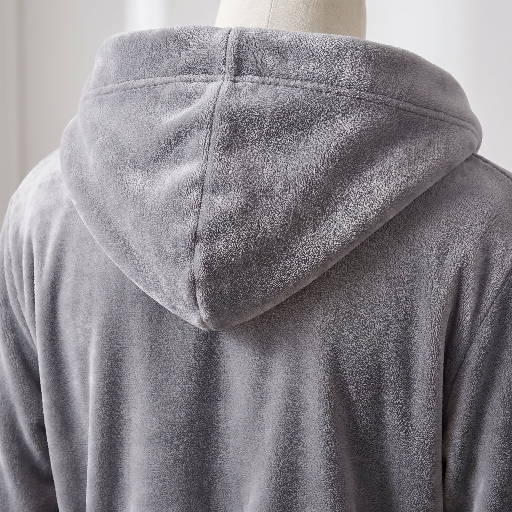 Détail de la grande capuche doublée du peignoir homme en maille polaire grise, vue de dos Image