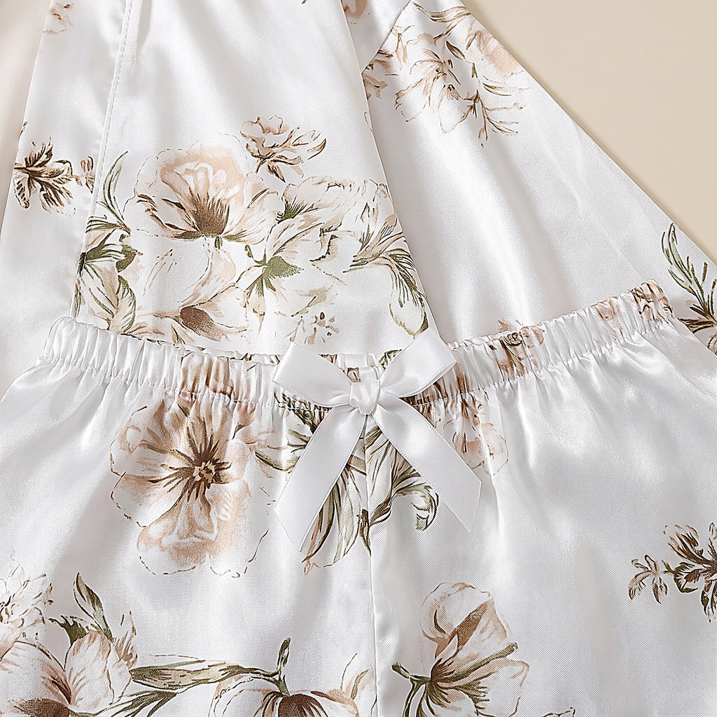 Détail de la taille élastiquée et du noeud du short en satin blanc floral